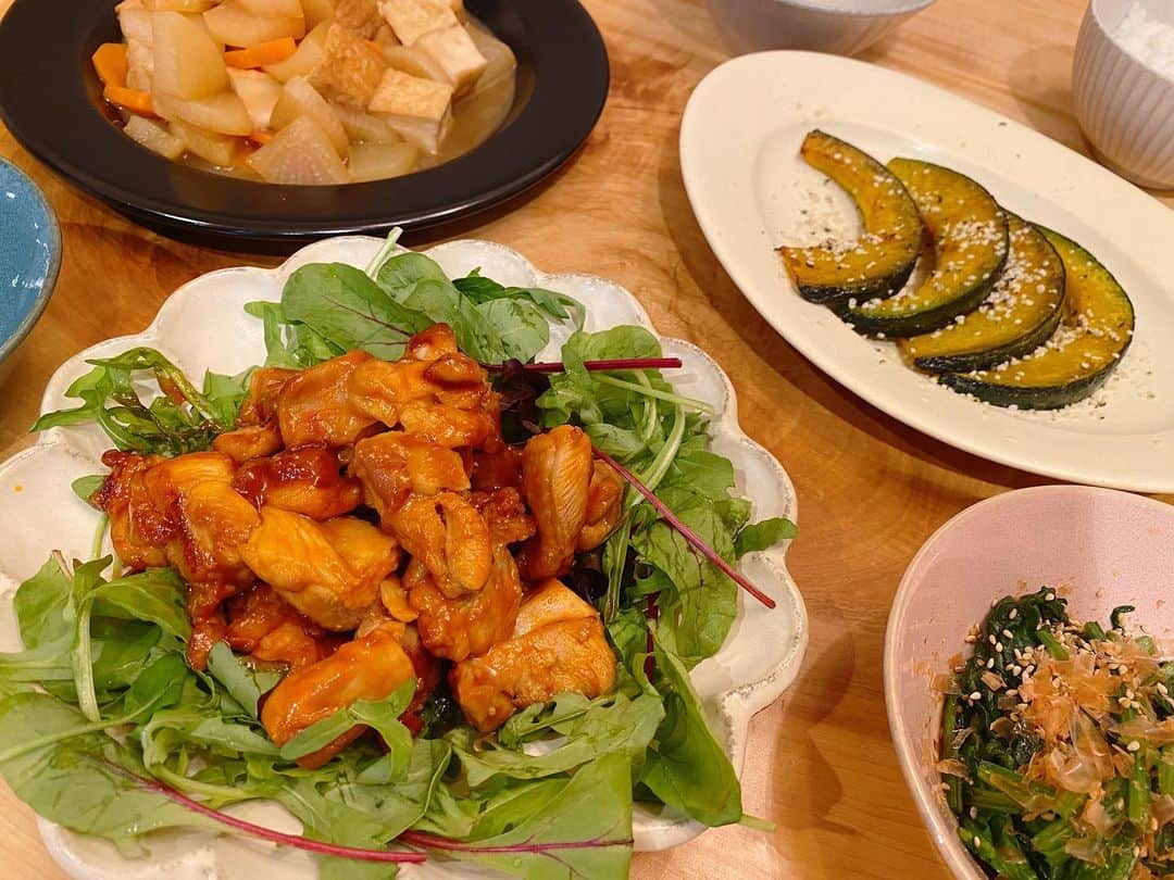 近藤千尋のインスタグラム：「今日は夫婦でキッチンに立ち ご飯を作りました👫 たまにはいいね〜🤍🤍🤍 その様子をYouTubeにもおさめたので また更新しますね📺🌼 栄養満点💯ごちそうさまでした🥰  ひーぼぉくんの料理の腕が上がっている💪🏻 もっともっとやってもらおう♥️笑」