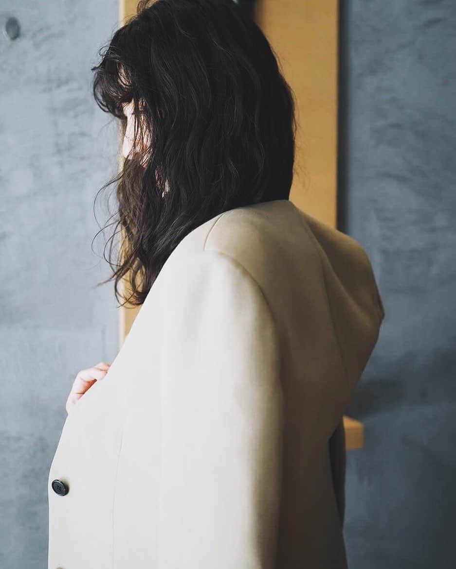 安藤沙耶香のインスタグラム：「@therow のジャケット かわいかったぁ  ジャケットか Gジャンか  欲　欲　欲  #therow」