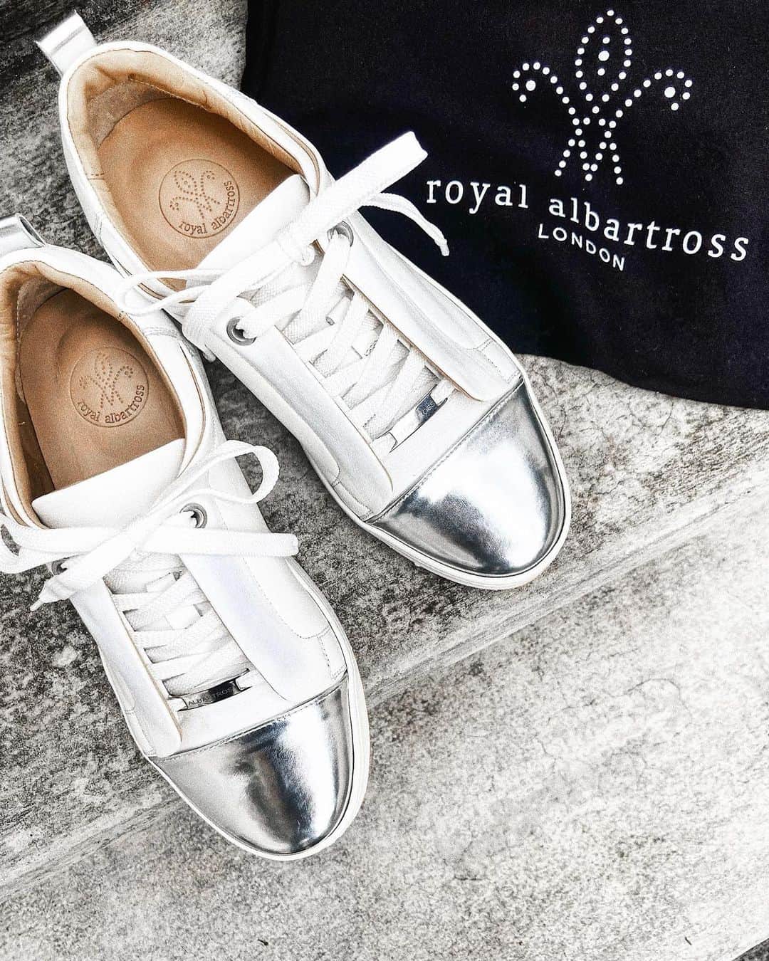 瀬戸晴加のインスタグラム：「New golf shoes🏌️‍♀️👞  日本に帰ってきてやっと買いに行けたゴルフアイテム☑︎ まずはシューズをということで @royalalbartross でゴルフシューズを購入しました！新宿のgolf5で見つけたのですが、一目惚れで即決で購入。シンプルなデザインに先端とパネルのミラーがアクセントになっていて、とってもとっても可愛いのです😭✨ これから沢山練習して日本でのゴルフも楽しんでいきたいと思いますっ！ ゴルフウェアも購入したので、着たら載せますね🖋  #golf#golfshoes#golfwear#shoes#new#shopping#White#ゴルフ#ゴルフコーデ#ゴルフウェア#ゴルフ女子#ゴルフシューズ#ゴルフ女子コーデ」