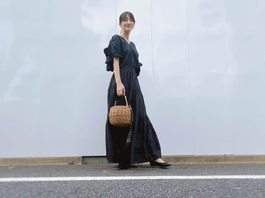 前田ゆかのインスタグラム：「今日はAll BLACK☆  tops skirt @doublestandard_official  shoes @kurun_official   予約していたカゴバックが届く！！  コロンとしてかわいい形♡  夏だけでなく活用できそうで うれしい！ @gallardagalante   #fashion  #ootd #ストラップ付きラタンバック」