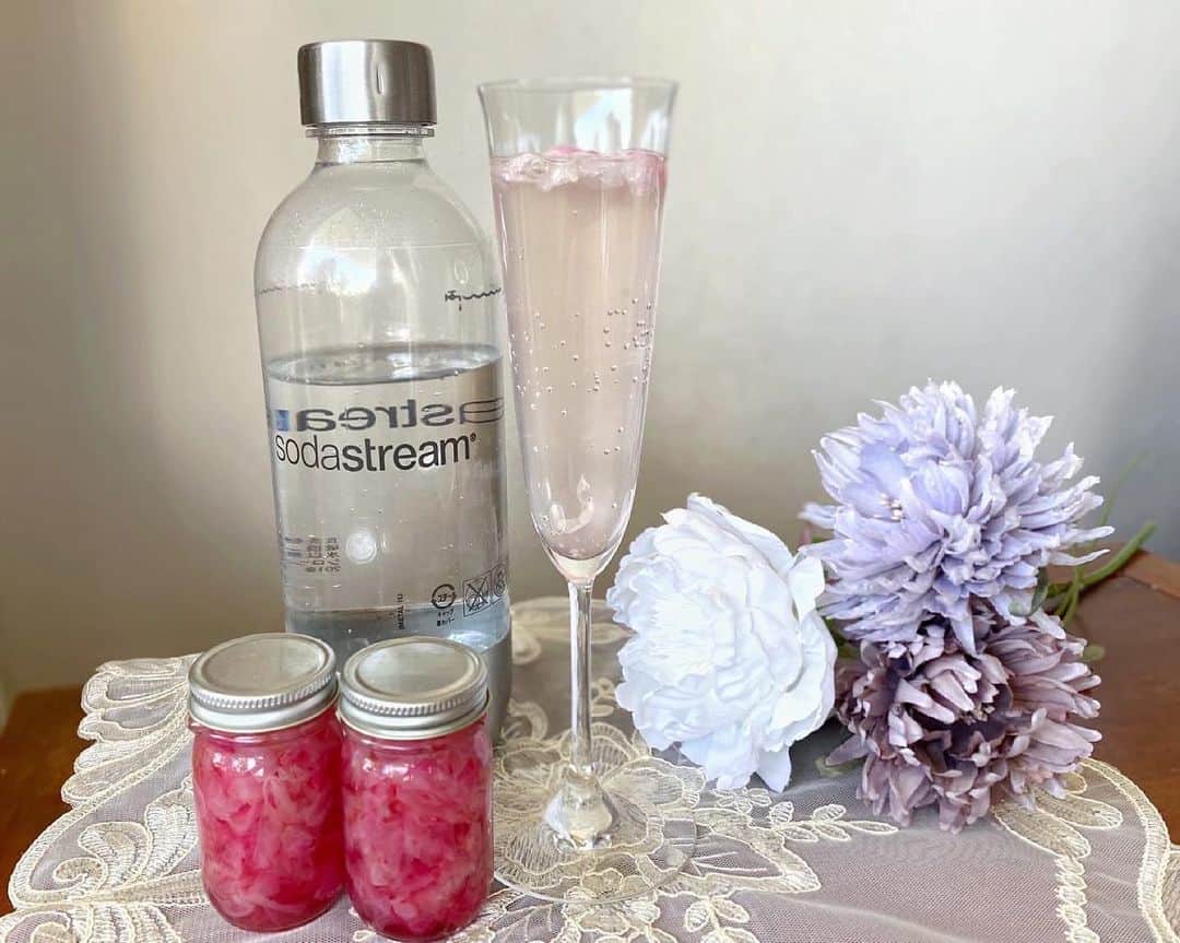大場あゆみのインスタグラム：「Damask rose 𓆸𓆸𓆸﻿ ﻿ おうち時間いかがお過ごしですか？﻿ ﻿ 先日母と一緒にダマスクローズのペタルシロップを作りました！﻿ ﻿ バラの女王とも言われるダマスクローズ🥀﻿ ﻿ シロップを作っている間、﻿ 家中がバラの良い香りで包まれて﻿ とっても幸せな気持ちになりました𓂃﻿ ﻿ 作る時の様子は今度ブログに詳しく書いてみようかな☺️﻿ ﻿ ﻿ ﻿ ﻿ #おうち時間 #おうちカフェ #バラ #ダマスクローズ #ローズ #シロップ #手作り #炭酸水 #rose #damaskrose #stayhome #staysafe #instagood #instalike #instafood」