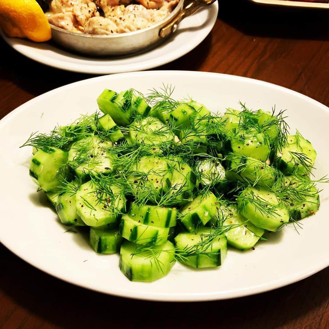 志摩有子さんのインスタグラム写真 - (志摩有子Instagram)「サラダもシンプルに。きゅうり、にんにく少々、レモン汁、コラトゥーラ、オリーブオイル、塩胡椒、ディル。きゅうりは皮を剥いておくとカリカリと食感がよい。  #きゅうりサラダ #きゅうり大好き #ディル」5月31日 22時04分 - ariko418