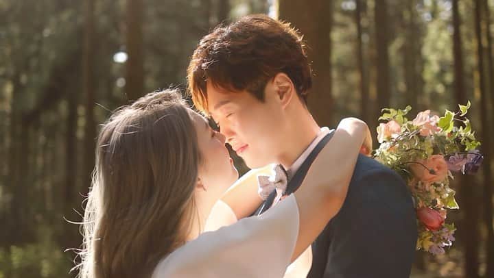 에테르 etherのインスタグラム：「• 데이씨네마 영상🌿 film by @jeju_horu ⠀ 디즈니 갬성 그대로였던 두 분 동화같은 하루였어요💕 열심히 영상 공부한 남친님도 매번 넘 고마워🥺 ⠀ / 금손 호루님의 데이씨네마 영상 촬영은 에테르의 바다 스냅촬영에 추가 가능합니다. 물론 블란도 스냅 @jeju_blando 촬영에도 추가 가능합니다 (남매 특전🤣) ⠀ 둘만의 눈빛, 행복함을 영상에도 가득 담아드려요🌿 ⠀ ⠀」