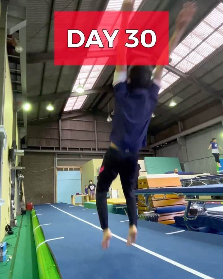 りゅートリックスのインスタグラム：「My back handspring progression (30days) Make sure to check out DAY30 and let me know what you think! I gave up training the trick while ago, but I had always wanted to master it. I thought it’s time to try it again joining the campaign called #playnew by Nike which is for encouraging people to start something new and enjoy the process even if he/she suck at it. I don’t fully satisfy with my progression because I got injured at the 2nd week and I couldn’t take enough time for training since then yet I’m proud of how far I’ve come compared to day 1😆 ・ ・  「下手くそでも新しい事、全力でやろう。」というナイキの新CM”PlayNew”の企画に先日唯一のアジア人に選ばれました。選ばれた6人は各々新しい競技に30日間挑戦するという企画で、僕は体操（バク転）に挑戦。30日目が終了したので30日間を1分にまとめました。 誰かの新しい挑戦の後押しになったら嬉しい！ ・ ・ #justdoit#nevergiveup #backhandspring #backflip #gymnastics #nike #バク転#バク宙#体操 #インスタ大学」