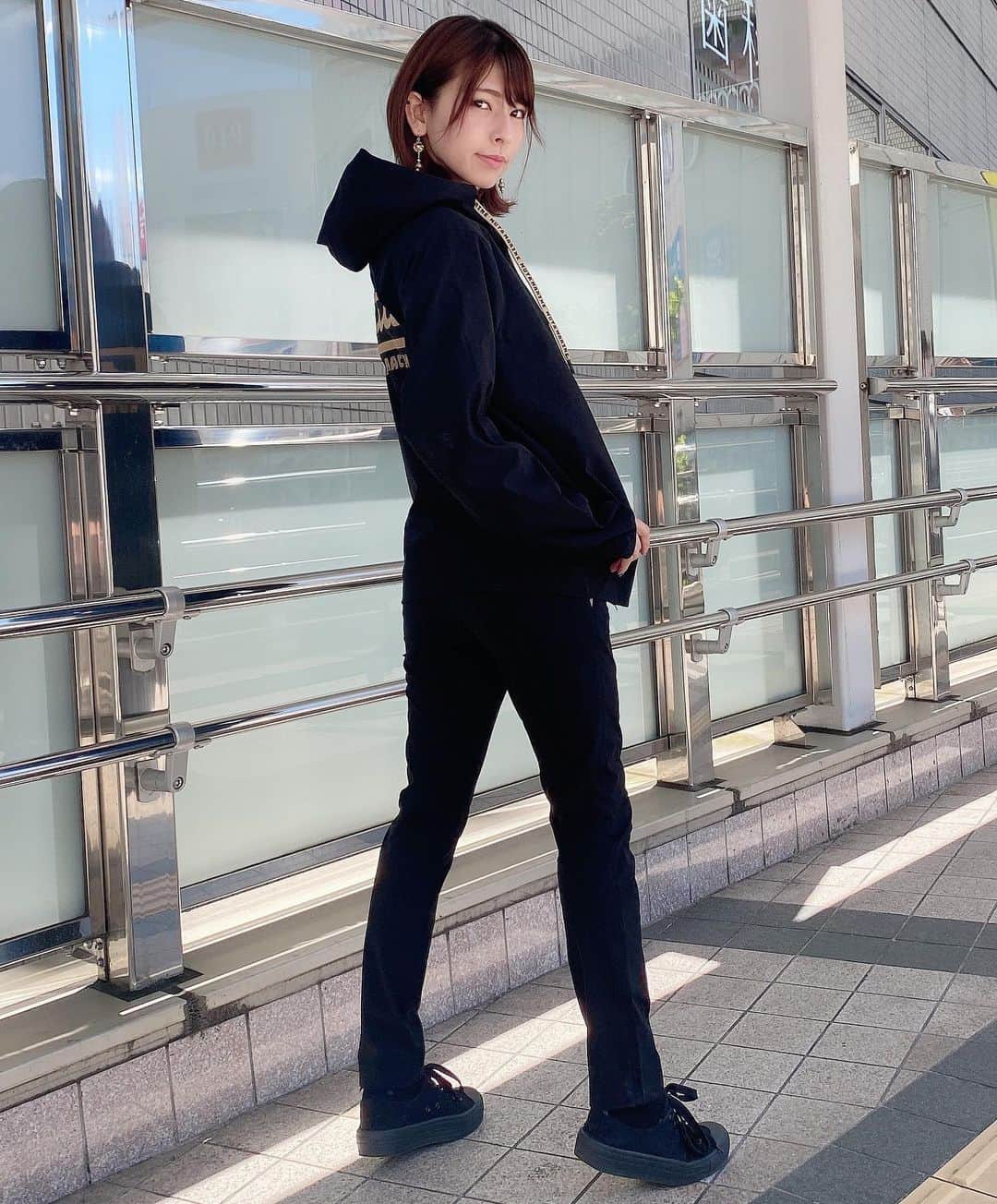 のインスタグラム：「❥愛用mutaコーデ💖 . . パンツが軽すぎ！ タイトなのに動きやすくてもう重宝🙈💕 . スポーティすぎずスタイリッシュだから ウェアとしてだけじゃなくて 普段のファッション似合うところが もぅ大のお気に入り🥰🥰 . . . セットアップだから寒いときは 合わせて着てました◎◎◎ . . . #fashion #おしゃれ #美容　#服好き #muta #mutamarine #mutagolf #スポーツコーデ #黒コーデ #ファッション　#mutaracing」