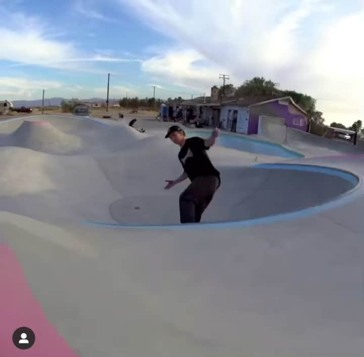 トリスタン・レニーのインスタグラム：「Lap around the @desertskateranch 🌵🎥: @tweestopher #skateboarding #rockstarenergy #rockstarskate #tacodudes #bloodwizard  #sessionsmfg #boneswheels #usaskateboarding」