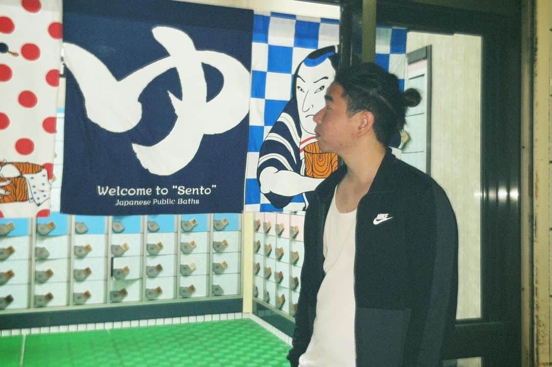 ぺろ愛男爵のインスタグラム：「お願いします。惚れんとってください。」