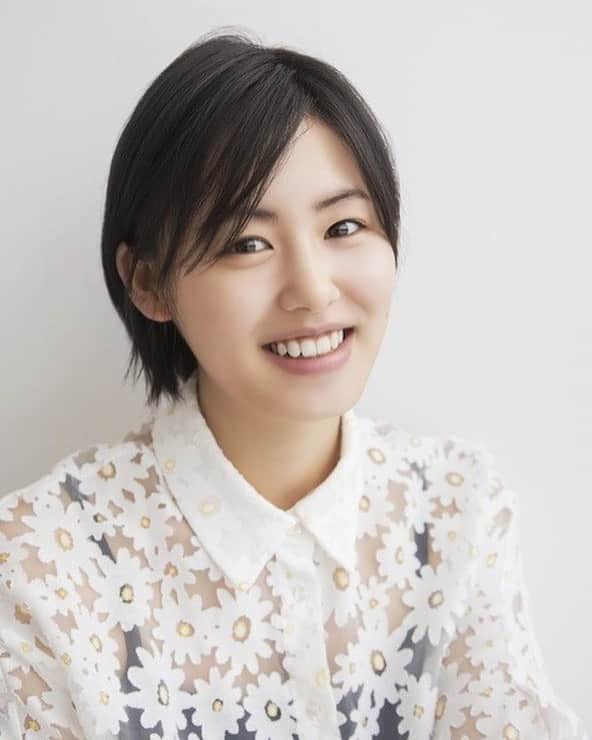 竹内愛紗のインスタグラム：「皆さんこんにちは。 久しぶりの投稿になってしまい、すみません。 急なご報告になってしまうのですが、5月31日をもちましてsweetpowerを退所させていただくことになりました。 Instagramのコメントでも沢山の方々が心配してくださり、辛い時、苦しい時に励みになったのは皆さんの応援のおかげでした。 約4年間、この仕事を通して皆さんに出会えたことは一生の宝物です。 本当に感謝しています。   詳しくは公式ホームページの方にコメントさせていただいているのでそちらを見てください。   今まで本当にありがとうございました！」