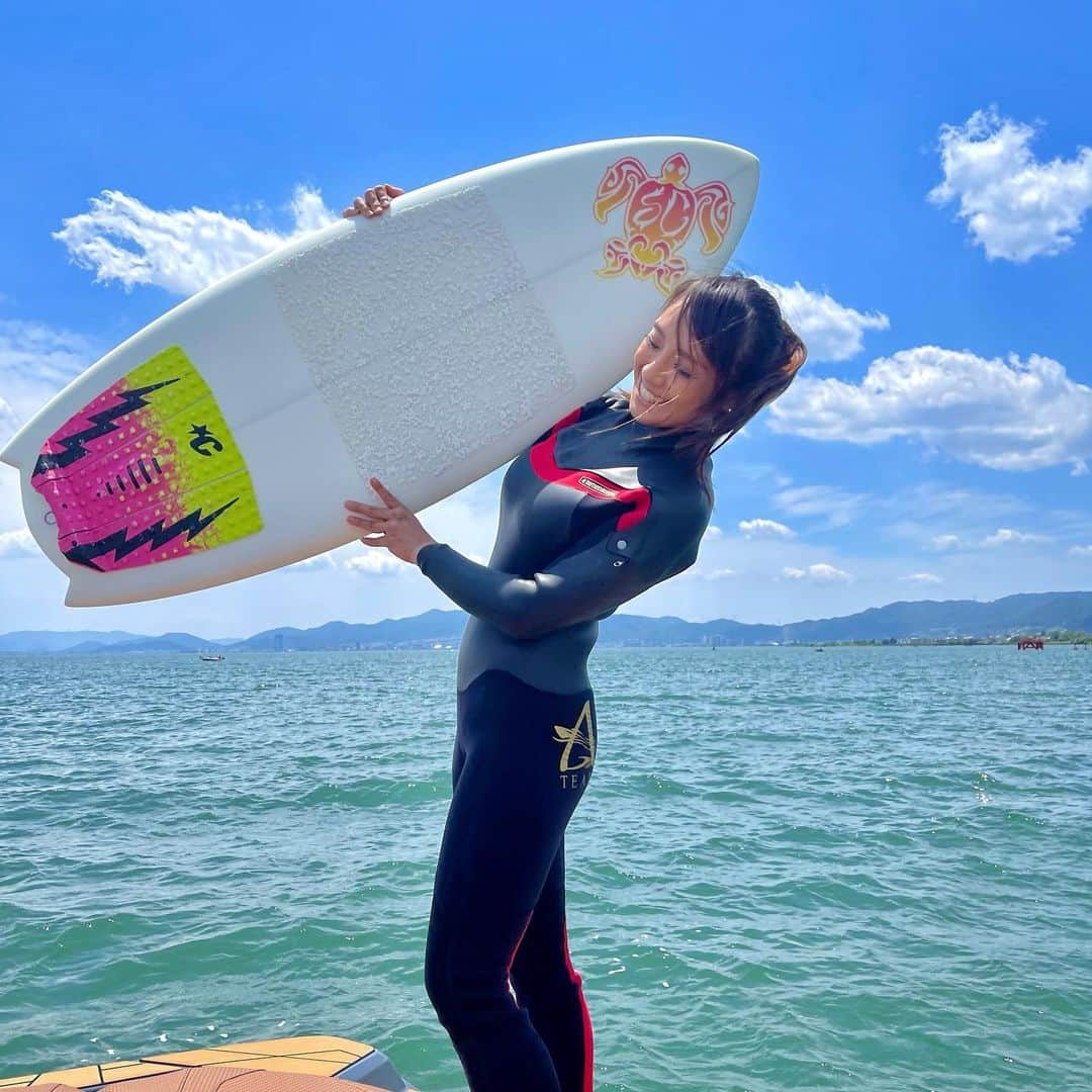 maikoのインスタグラム：「NEW BOARD〜✨🏄‍♀️🐬🌺. ソウルクラフトさん🤗💕. . 形も浮力も違ってまた違ったトリックの練習にもなりそおっ🏄‍♀️🏄‍♀️. バランスの感覚が前傾から後傾に変わってフミフミの力も強くなった気がする！！！. 感謝感激ありがとうすぎて嬉しぃ頑張る😊✨✨. . さらになんと、憧れの美人ウェイクサーファーのレミさんにパッドをつけていただき光栄&パワー増幅🥰🥰❤️🏄‍♀️✨. . . #wakesurfing #ウェイクサーフィン #琵琶湖 #soulcraft #surfboard」