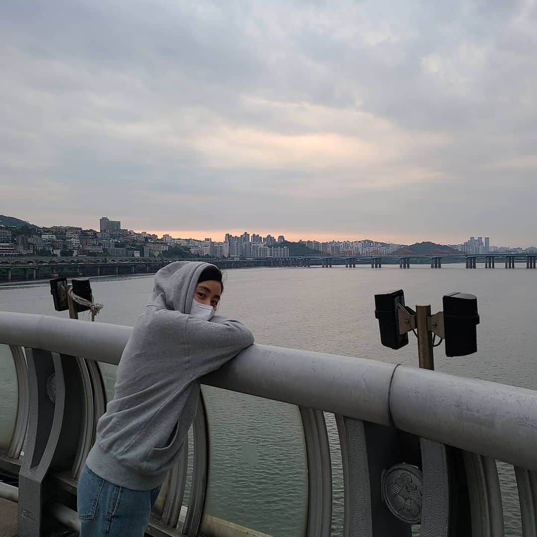 カン・ソラのインスタグラム：「#한남대교   Navigation 독서당어린이공원으로 누르고 엑셀을 밟는 대신 걸어서」