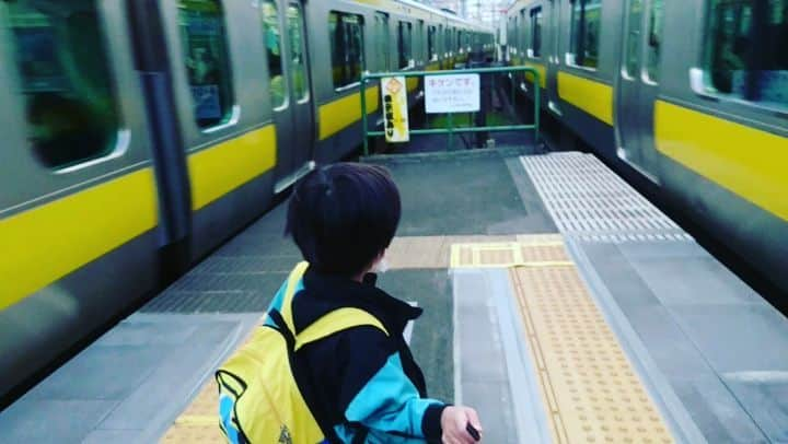 とくこのインスタグラム：「時空歪みそう 吸い込まれたい  #子鉄 #総武線 #登園中 #車掌さん運転士さんが女性だと #テンションあがる親子」