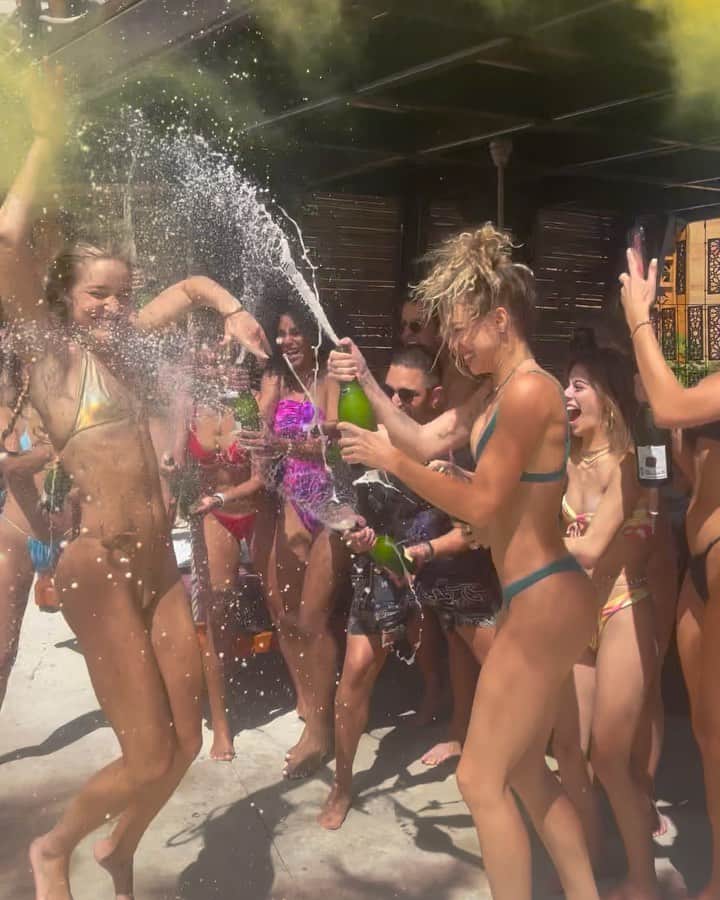 チャーリー・ジョーダンのインスタグラム：「HAPPY BIRTHDAY TO MY LITERAL DAUGHTER! 19 looks good on you 💕what kind of mom would I be if I didn’t fly to Mexico and spray champagne all over her @olivia.ponton」