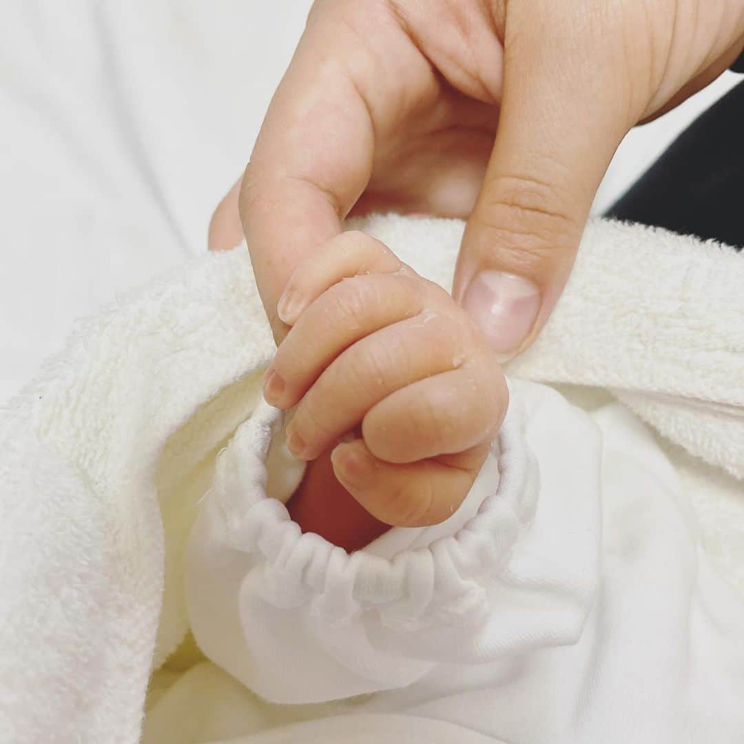 汾陽美樹のインスタグラム：「. 🐣ご報告🐣 私事で恐縮ではございますが 先日、元気な男の子を出産しました👶🏻🍼 予定日より早い出産となりましたが 母子ともに元気いっぱい健康です✨ . 妊娠の報告をさせていただいてから たくさんの温かいお言葉をいただき とても心強かったです🌷 改めてありがとうございました♩ . はじめての育児でバタバタの毎日ですが 笑ったり泣いたり踏ん張ったり… 様々な表情を見せてくれる息子に癒されています💕 どんどん顔つきも変わり日々成長していく我が子を しっかり見守っていこうと思います🧸🎈 . 私自身も女性として母として もっともっと成長したいと思っていますので 引き続きよろしくお願いいたします🌿」