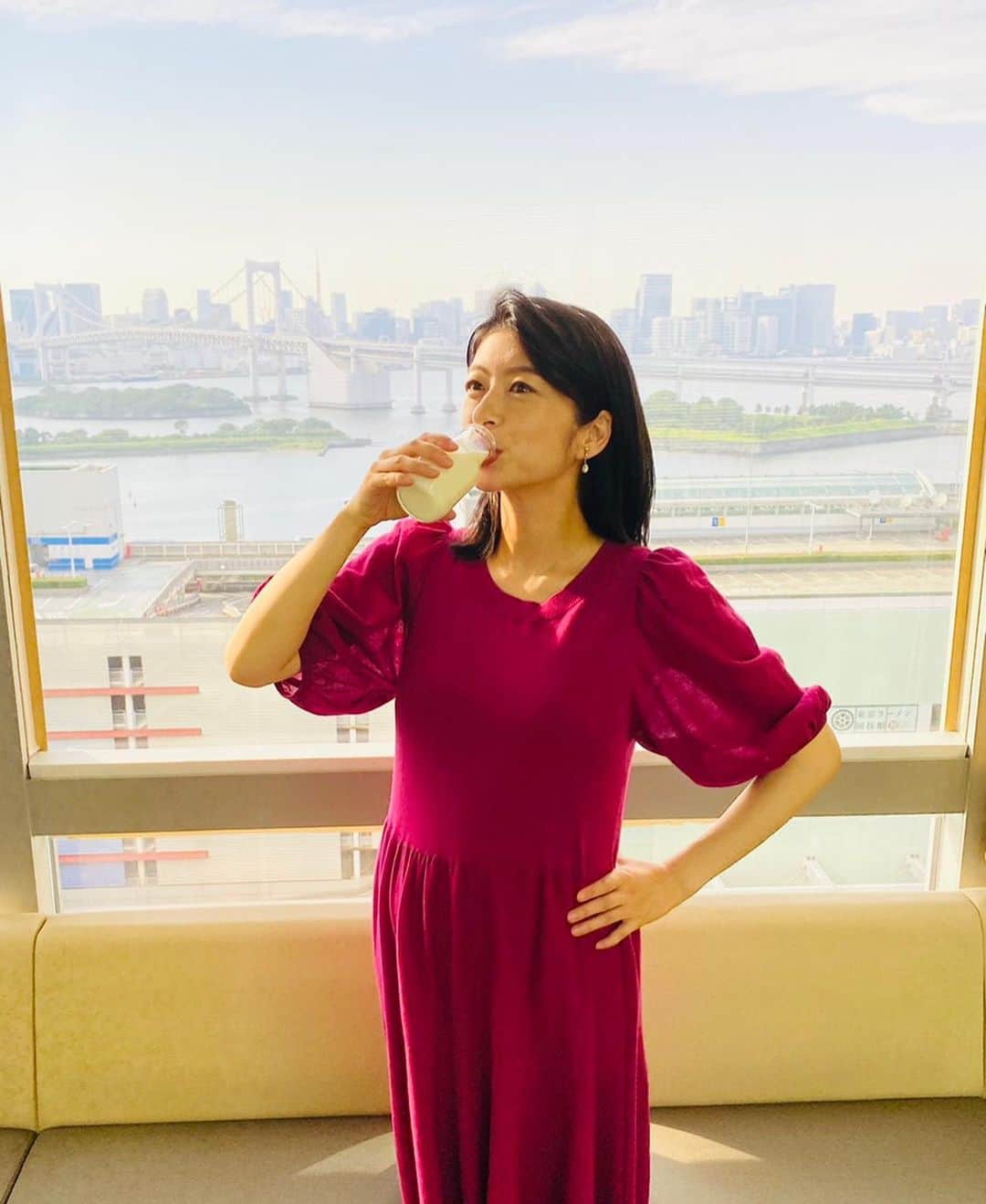 フジテレビアナウンサーのインスタグラム：「* 今日は「牛乳の日」  子どもの頃から大好きな牛乳。 妊娠中に必要なカルシウムや良質なタンパク質が手軽にとれるので、日々助かっています。  久しぶりに瓶牛乳を手に取りました。 紙の蓋、上手くとれるかなぁ〜と思って開けてビックリ！ プラスチック製になっていました。 今はこちらが主流なのでしょうか？  とにもかくにも、 牛さんからの恵みと、酪農の皆さまに感謝。  今日の牛乳も美味しいっ！！  #今日は何の日 #牛乳の日 #フジテレビアナウンサー #生野陽子 #手は腰に当てちゃいます #お風呂上がりにも飲みたいな」