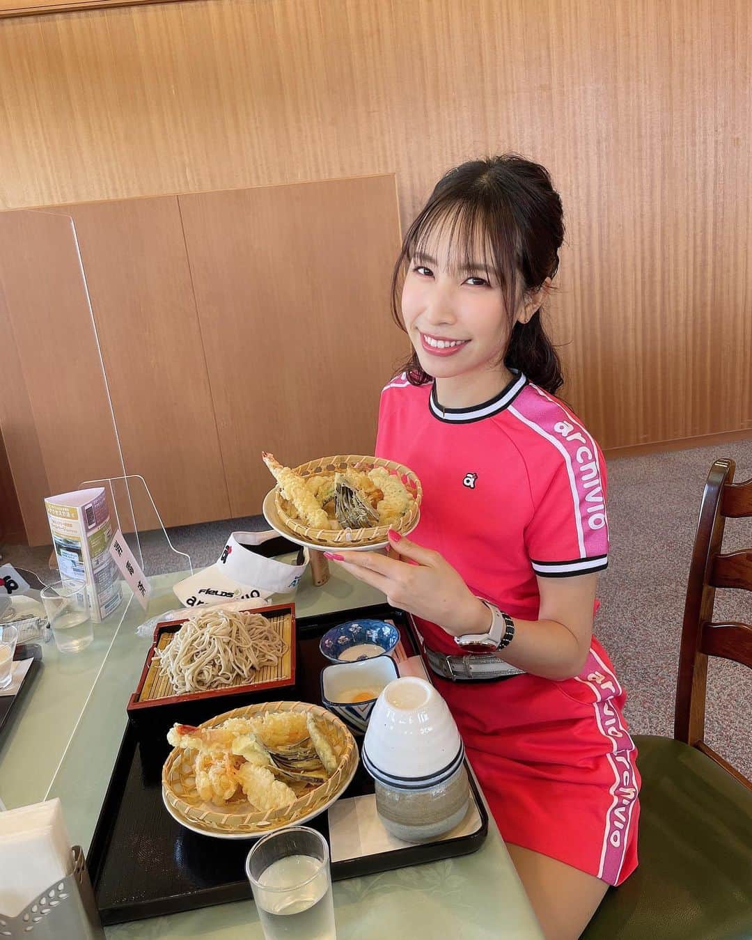 米澤有さんのインスタグラム写真 - (米澤有Instagram)「ゴルフ場で食べるお蕎麦大好き😍 これから暑くなると、より一層お蕎麦が食べたくなります☺️ 調子にのって天ぷら大盛りにしてしまいました🤭 いただきまーす♡  #お蕎麦大好き #蕎麦好き #ランチ #lunch #ゴルフ女子 #golf #golfgirl」6月1日 11時43分 - yu.u.yonezawa