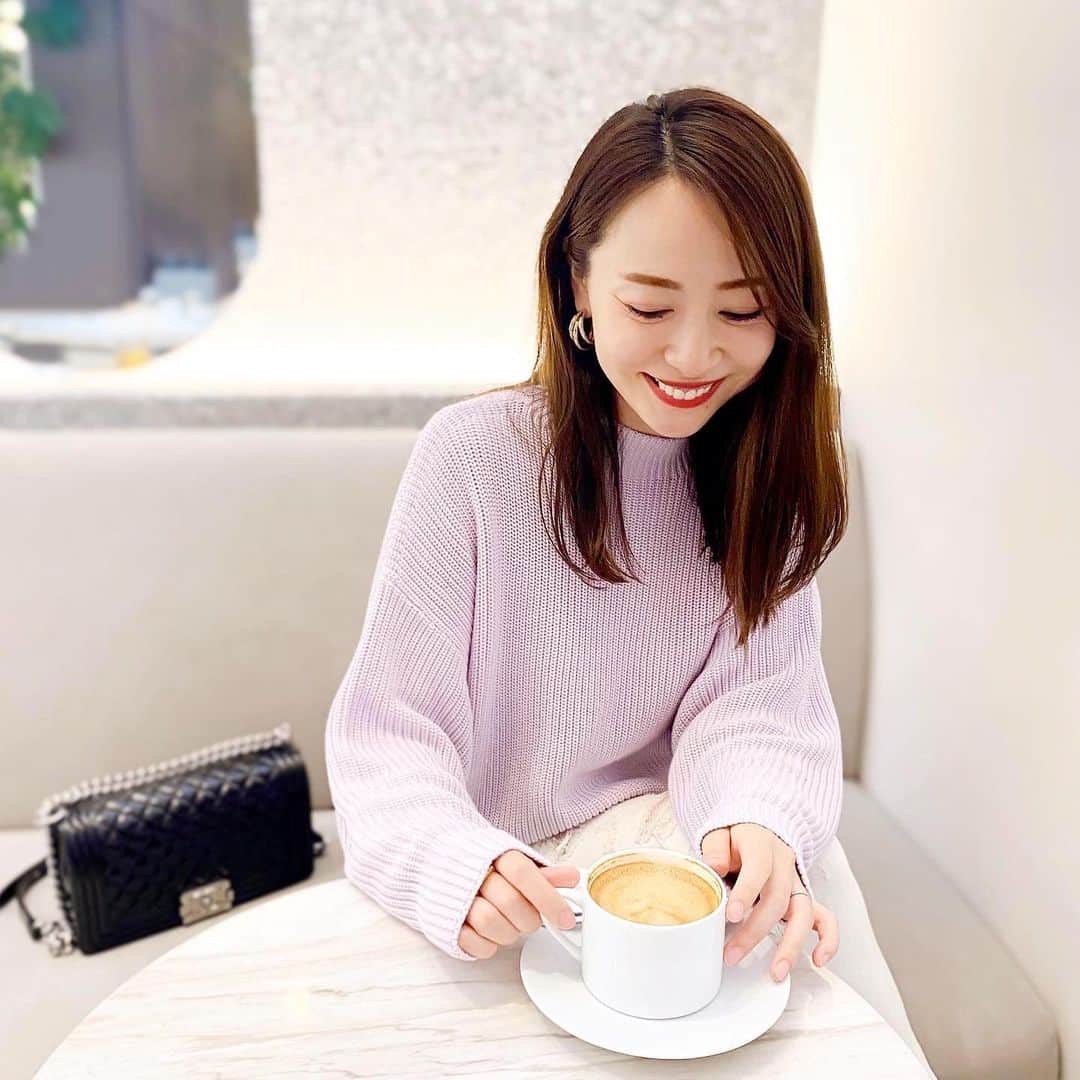 磯部奈央のインスタグラム：「☕️🤍 . 先日、まなちゃんとお茶したときの☺️ まだ冷んやり涼しい日だったから、春ニット着てます🧶 . 大雨だったから、巻き髪とれてますが、、🙄 . . 全身写真は、ブレてる感じがちょうど良くて、敢えてです笑 骨格診断でウェーブ体型なこともあり、あんまり今までパンツ履かなかったけど、最近はパンツ率高くなってきました🧐 . . . #お茶 #代官山カフェ #仲良し #coordinate #ootd #instafashion #outfit #コーデ #シンプルコーデ #ファッション #コーディネート #カジュアル #ママコーデ」
