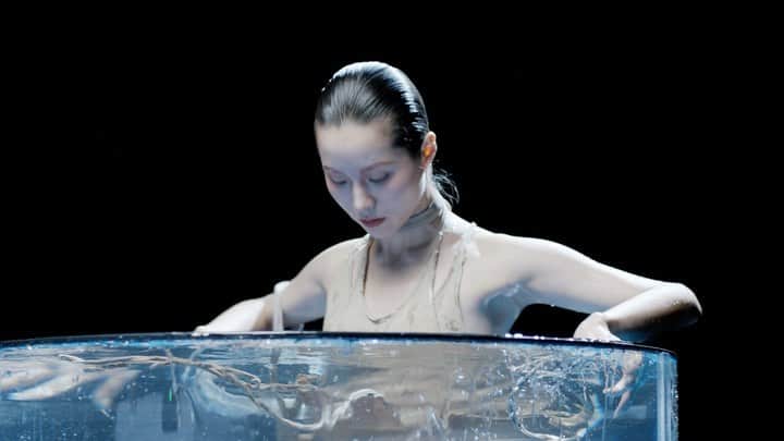 イム・キムのインスタグラム：「#I_AM_COLLECTION Campaign Video for @herabeauty_official 💎shot by @byul.yun Chreo by @the_4thgender」