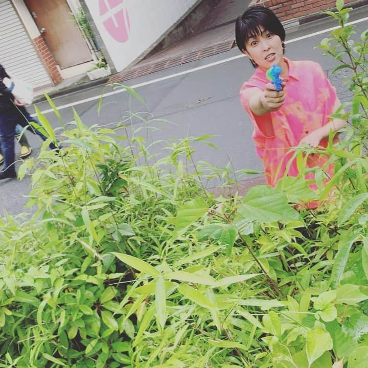 大豆田とわ子と三人の元夫のインスタグラム：「🔫 おちゃめが過ぎる🤣  これは大豆田とわ子なのか松たか子なのか。  #まめ夫 #大豆田とわ子と三人の元夫 #今夜9時 #6月1日 #松たか子 #水鉄砲」