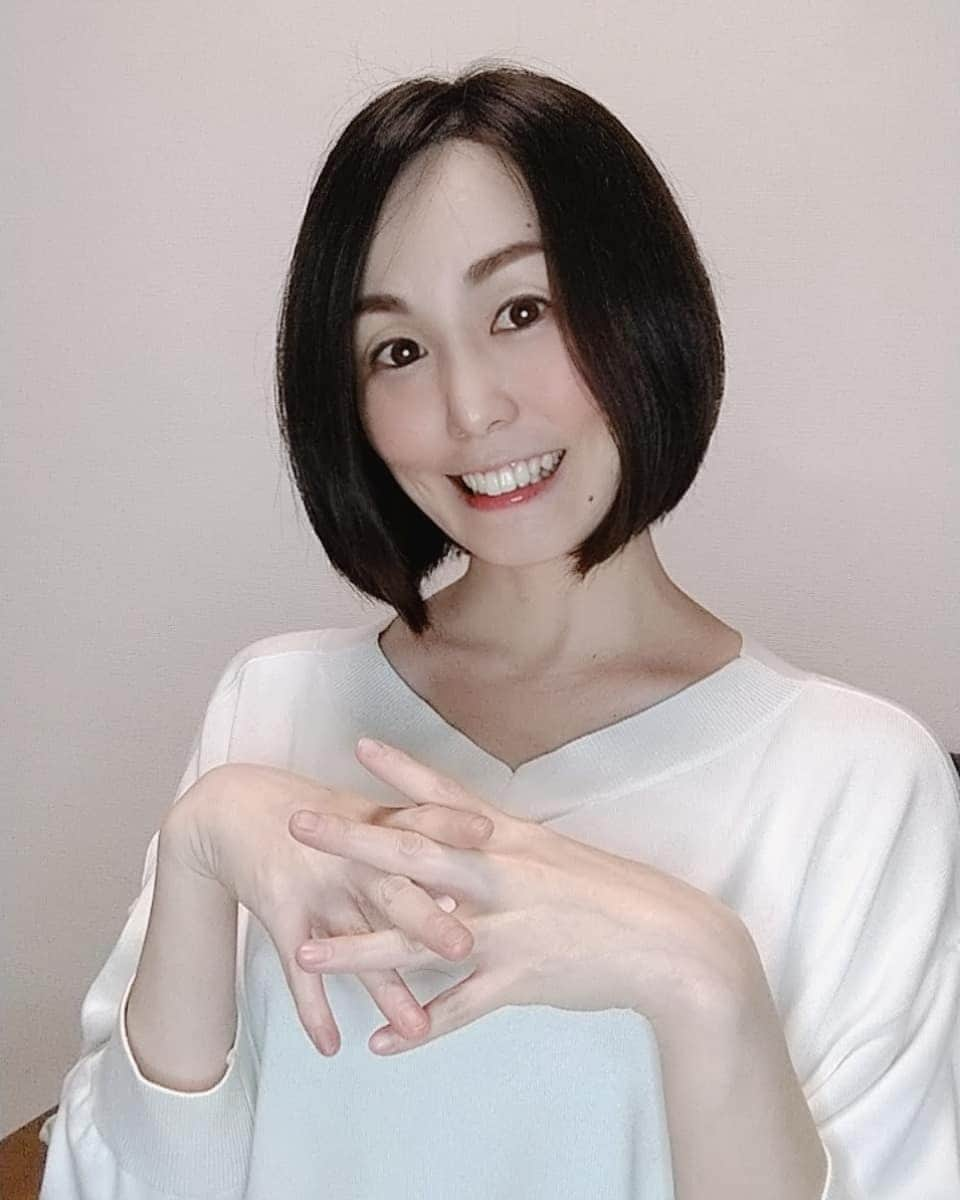 悠木あやねさんのインスタグラム写真 - (悠木あやねInstagram)「💇ヘアドネーション💇  19歳の頃から芸能事務所に所属していたので、 髪型や体型を管理されるのが当たり前で 髪型を変えるチャンスはなかなかなくて、今回の髪型チェンジはかなりの挑戦でした✨  自分の意志でヘアドネーションしたい旨をマネージャーさんに伝えたら、あっさりOKしてもらえてビックリ(笑) 芸能とAVの違いかな？(笑)  OKが出たので担当美容師さんにばっさりカットしてもらいました✌️  久しぶりに耳元でハサミの入る音を聴いたのですが、 ヘアカットって、音楽ですよね〜🎶  乾いた髪を切る音と濡れた髪を切るのでは全然違う音が出るし、ハサミの種類が変わったり、カットの仕方が変わる度に音が全然違くて、とっても楽しくなっちゃってました😚  自身が脱毛症なので、前からヘアドネーションに興味があったのと、 参加できる長さまで髪を伸ばす事ができたから 今回初めての参加✨  私の場合、何度繰り返したか覚えていないくらい脱毛症になってるので、 ハゲるたびに『坊主にしてカツラ被りたい😢』って気持ちになってました(笑)  考え方が極端になりがち(笑)←だけど、そんな自分が好き🤣  私は円形脱毛症の単発型や多発型で比較的軽度なのですが、 毎年ハゲて通院してたりすることもあるので、『一生のお付き合い』だと思って諦めています(笑)  私の体内のキラーＴ細胞はおバカになりやすいみたいで(；´∀｀)  本当、久しぶりに短くなって感じたのは、シャンプーとか時短になるなってこと✨  男性がシャワータイムがあっという間なのも納得(笑)  長いのが当たり前の時期が長すぎて、乾かすのも20分とか時間かかっていたので、これからはもっと時短で、地球にもエコな生き方ができそうです(笑)  髪が短くなっても、好きでいてほしいな🥺🥺🥺  #ヘアドネーション #脱毛症 #円形脱毛症 #ヘアカットは音楽 #寄付 #キラーＴ細胞 #悠木あやね  #AyaneYuki  #YukiAyane  #유우키아야네 #カプセルエージェンシー  #capsuleagency  #AV女優  #セクシー女優  #アダルト女優 #女優  #モデル  #asiangirls  #asiandoll  #asianbeauty  #asiansexy  #japanese  #japanesegirl  #japanesegirls  #love #instagood #photooftheday #fashion #beautiful #happy」6月1日 12時00分 - yukiayane0926