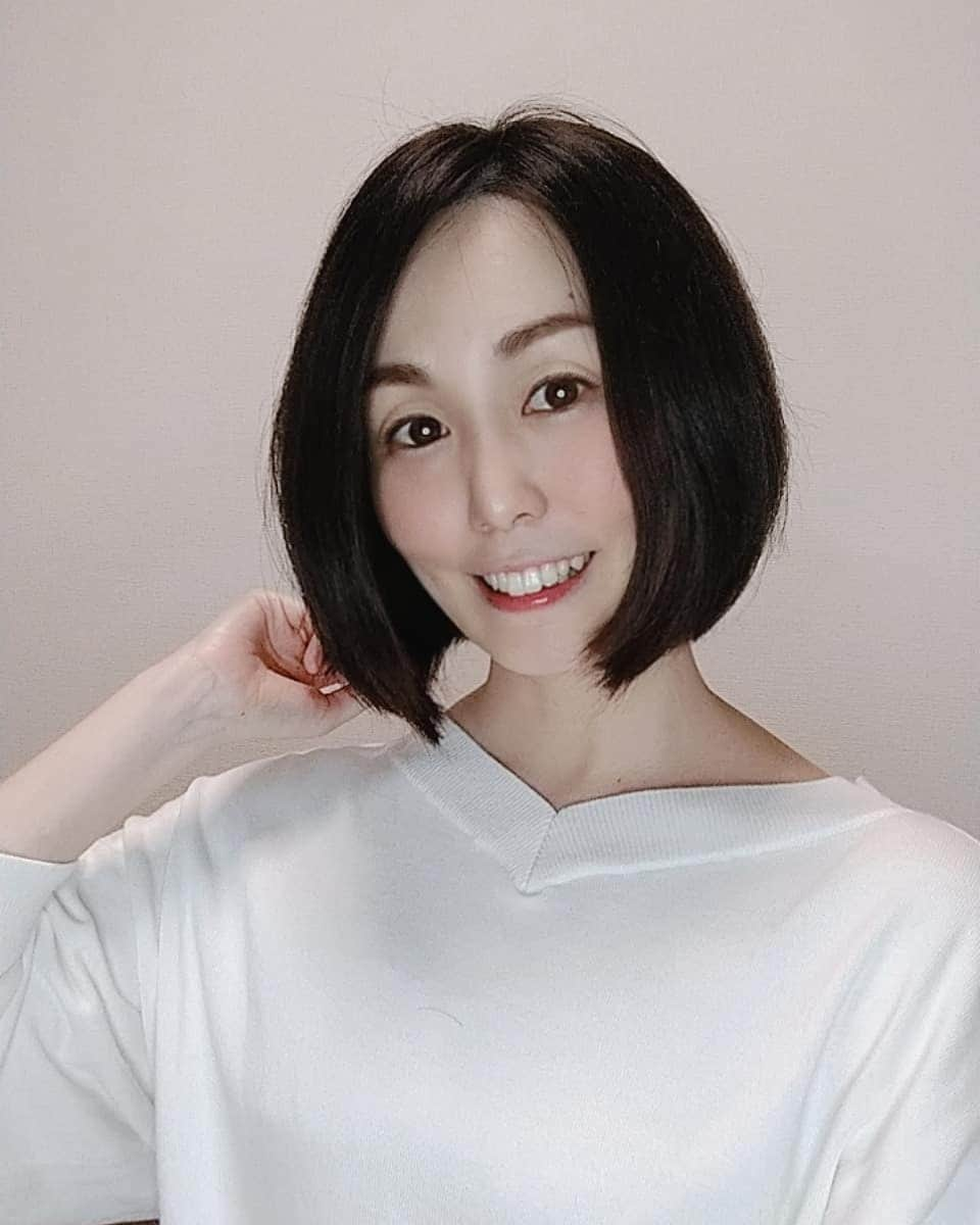 悠木あやねさんのインスタグラム写真 - (悠木あやねInstagram)「💇ヘアドネーション💇  19歳の頃から芸能事務所に所属していたので、 髪型や体型を管理されるのが当たり前で 髪型を変えるチャンスはなかなかなくて、今回の髪型チェンジはかなりの挑戦でした✨  自分の意志でヘアドネーションしたい旨をマネージャーさんに伝えたら、あっさりOKしてもらえてビックリ(笑) 芸能とAVの違いかな？(笑)  OKが出たので担当美容師さんにばっさりカットしてもらいました✌️  久しぶりに耳元でハサミの入る音を聴いたのですが、 ヘアカットって、音楽ですよね〜🎶  乾いた髪を切る音と濡れた髪を切るのでは全然違う音が出るし、ハサミの種類が変わったり、カットの仕方が変わる度に音が全然違くて、とっても楽しくなっちゃってました😚  自身が脱毛症なので、前からヘアドネーションに興味があったのと、 参加できる長さまで髪を伸ばす事ができたから 今回初めての参加✨  私の場合、何度繰り返したか覚えていないくらい脱毛症になってるので、 ハゲるたびに『坊主にしてカツラ被りたい😢』って気持ちになってました(笑)  考え方が極端になりがち(笑)←だけど、そんな自分が好き🤣  私は円形脱毛症の単発型や多発型で比較的軽度なのですが、 毎年ハゲて通院してたりすることもあるので、『一生のお付き合い』だと思って諦めています(笑)  私の体内のキラーＴ細胞はおバカになりやすいみたいで(；´∀｀)  本当、久しぶりに短くなって感じたのは、シャンプーとか時短になるなってこと✨  男性がシャワータイムがあっという間なのも納得(笑)  長いのが当たり前の時期が長すぎて、乾かすのも20分とか時間かかっていたので、これからはもっと時短で、地球にもエコな生き方ができそうです(笑)  髪が短くなっても、好きでいてほしいな🥺🥺🥺  #ヘアドネーション #脱毛症 #円形脱毛症 #ヘアカットは音楽 #寄付 #キラーＴ細胞 #悠木あやね  #AyaneYuki  #YukiAyane  #유우키아야네 #カプセルエージェンシー  #capsuleagency  #AV女優  #セクシー女優  #アダルト女優 #女優  #モデル  #asiangirls  #asiandoll  #asianbeauty  #asiansexy  #japanese  #japanesegirl  #japanesegirls  #love #instagood #photooftheday #fashion #beautiful #happy」6月1日 12時00分 - yukiayane0926