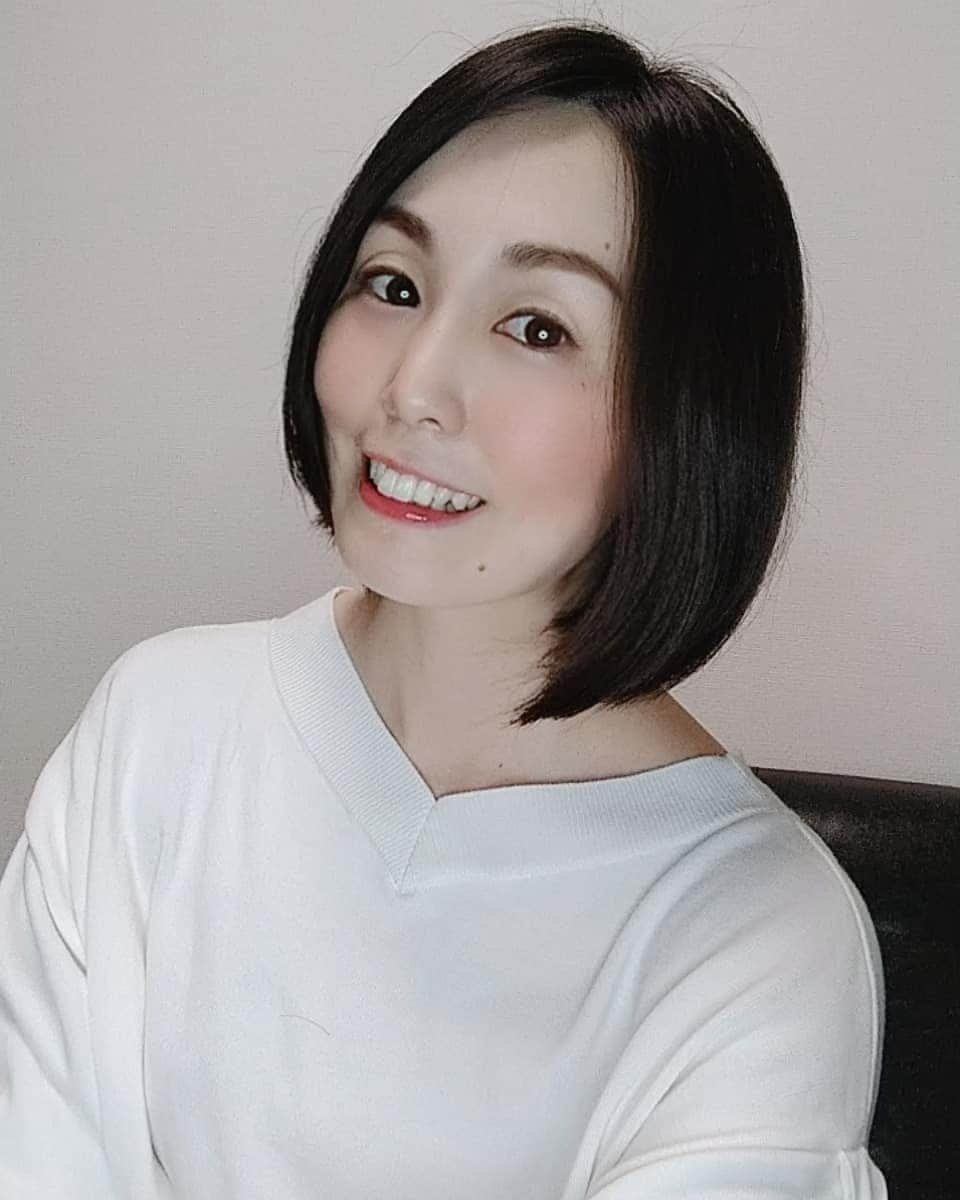 悠木あやねさんのインスタグラム写真 - (悠木あやねInstagram)「💇ヘアドネーション💇  19歳の頃から芸能事務所に所属していたので、 髪型や体型を管理されるのが当たり前で 髪型を変えるチャンスはなかなかなくて、今回の髪型チェンジはかなりの挑戦でした✨  自分の意志でヘアドネーションしたい旨をマネージャーさんに伝えたら、あっさりOKしてもらえてビックリ(笑) 芸能とAVの違いかな？(笑)  OKが出たので担当美容師さんにばっさりカットしてもらいました✌️  久しぶりに耳元でハサミの入る音を聴いたのですが、 ヘアカットって、音楽ですよね〜🎶  乾いた髪を切る音と濡れた髪を切るのでは全然違う音が出るし、ハサミの種類が変わったり、カットの仕方が変わる度に音が全然違くて、とっても楽しくなっちゃってました😚  自身が脱毛症なので、前からヘアドネーションに興味があったのと、 参加できる長さまで髪を伸ばす事ができたから 今回初めての参加✨  私の場合、何度繰り返したか覚えていないくらい脱毛症になってるので、 ハゲるたびに『坊主にしてカツラ被りたい😢』って気持ちになってました(笑)  考え方が極端になりがち(笑)←だけど、そんな自分が好き🤣  私は円形脱毛症の単発型や多発型で比較的軽度なのですが、 毎年ハゲて通院してたりすることもあるので、『一生のお付き合い』だと思って諦めています(笑)  私の体内のキラーＴ細胞はおバカになりやすいみたいで(；´∀｀)  本当、久しぶりに短くなって感じたのは、シャンプーとか時短になるなってこと✨  男性がシャワータイムがあっという間なのも納得(笑)  長いのが当たり前の時期が長すぎて、乾かすのも20分とか時間かかっていたので、これからはもっと時短で、地球にもエコな生き方ができそうです(笑)  髪が短くなっても、好きでいてほしいな🥺🥺🥺  #ヘアドネーション #脱毛症 #円形脱毛症 #ヘアカットは音楽 #寄付 #キラーＴ細胞 #悠木あやね  #AyaneYuki  #YukiAyane  #유우키아야네 #カプセルエージェンシー  #capsuleagency  #AV女優  #セクシー女優  #アダルト女優 #女優  #モデル  #asiangirls  #asiandoll  #asianbeauty  #asiansexy  #japanese  #japanesegirl  #japanesegirls  #love #instagood #photooftheday #fashion #beautiful #happy」6月1日 12時00分 - yukiayane0926