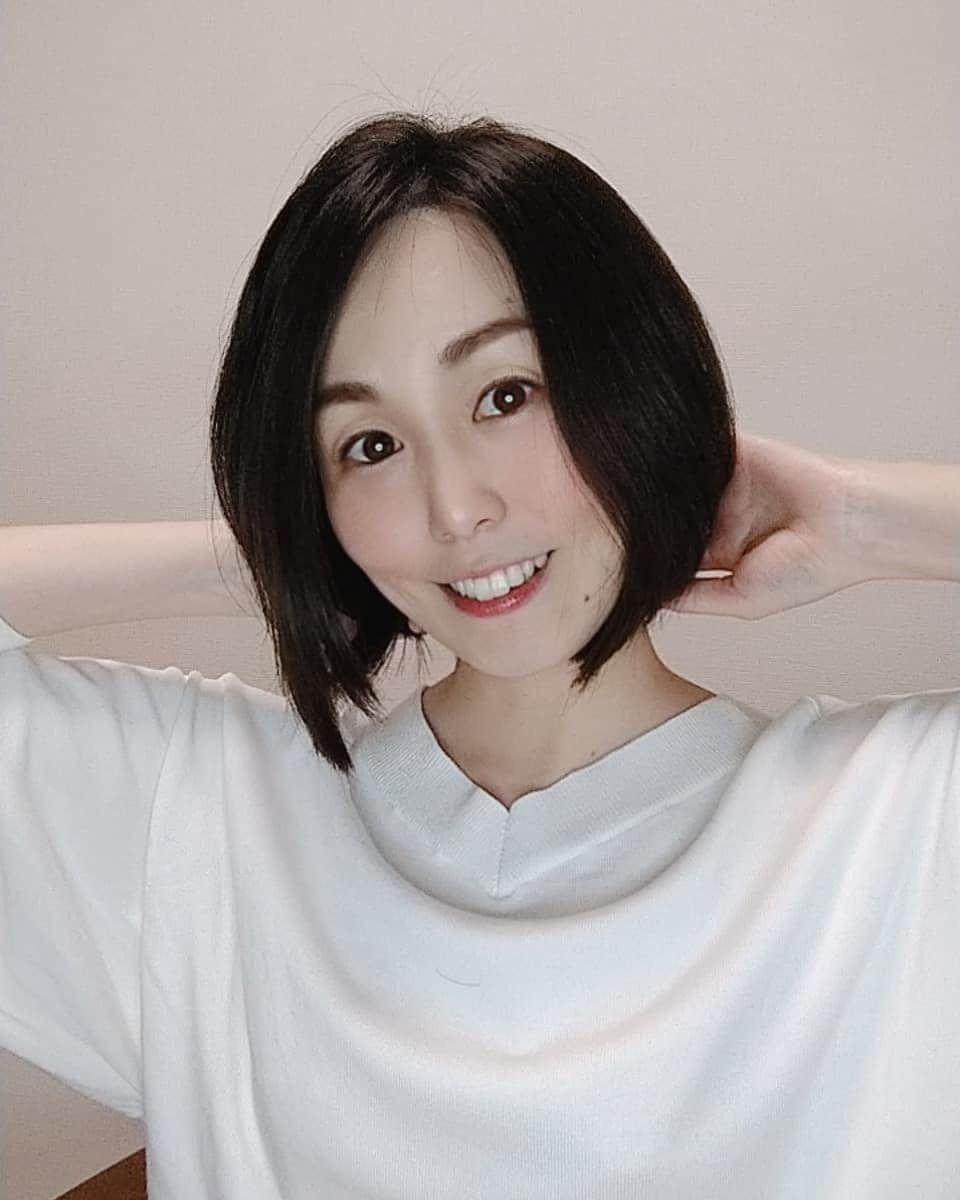 悠木あやねさんのインスタグラム写真 - (悠木あやねInstagram)「💇ヘアドネーション💇  19歳の頃から芸能事務所に所属していたので、 髪型や体型を管理されるのが当たり前で 髪型を変えるチャンスはなかなかなくて、今回の髪型チェンジはかなりの挑戦でした✨  自分の意志でヘアドネーションしたい旨をマネージャーさんに伝えたら、あっさりOKしてもらえてビックリ(笑) 芸能とAVの違いかな？(笑)  OKが出たので担当美容師さんにばっさりカットしてもらいました✌️  久しぶりに耳元でハサミの入る音を聴いたのですが、 ヘアカットって、音楽ですよね〜🎶  乾いた髪を切る音と濡れた髪を切るのでは全然違う音が出るし、ハサミの種類が変わったり、カットの仕方が変わる度に音が全然違くて、とっても楽しくなっちゃってました😚  自身が脱毛症なので、前からヘアドネーションに興味があったのと、 参加できる長さまで髪を伸ばす事ができたから 今回初めての参加✨  私の場合、何度繰り返したか覚えていないくらい脱毛症になってるので、 ハゲるたびに『坊主にしてカツラ被りたい😢』って気持ちになってました(笑)  考え方が極端になりがち(笑)←だけど、そんな自分が好き🤣  私は円形脱毛症の単発型や多発型で比較的軽度なのですが、 毎年ハゲて通院してたりすることもあるので、『一生のお付き合い』だと思って諦めています(笑)  私の体内のキラーＴ細胞はおバカになりやすいみたいで(；´∀｀)  本当、久しぶりに短くなって感じたのは、シャンプーとか時短になるなってこと✨  男性がシャワータイムがあっという間なのも納得(笑)  長いのが当たり前の時期が長すぎて、乾かすのも20分とか時間かかっていたので、これからはもっと時短で、地球にもエコな生き方ができそうです(笑)  髪が短くなっても、好きでいてほしいな🥺🥺🥺  #ヘアドネーション #脱毛症 #円形脱毛症 #ヘアカットは音楽 #寄付 #キラーＴ細胞 #悠木あやね  #AyaneYuki  #YukiAyane  #유우키아야네 #カプセルエージェンシー  #capsuleagency  #AV女優  #セクシー女優  #アダルト女優 #女優  #モデル  #asiangirls  #asiandoll  #asianbeauty  #asiansexy  #japanese  #japanesegirl  #japanesegirls  #love #instagood #photooftheday #fashion #beautiful #happy」6月1日 12時00分 - yukiayane0926