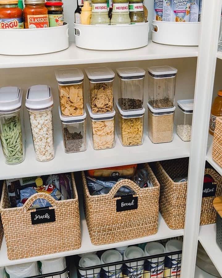 近藤麻理恵のインスタグラム：「To transform your pantry in a way that inspires more frequent cooking, store goods upright and group them by subcategory. For more on tackling the pantry, head to the link in my bio. @simplyorganizedco, I love what you’ve done with the place – especially those @thecontainerstore x @konmari.co rattan bins! 😉 Photo by @desireekeoshianphoto.」