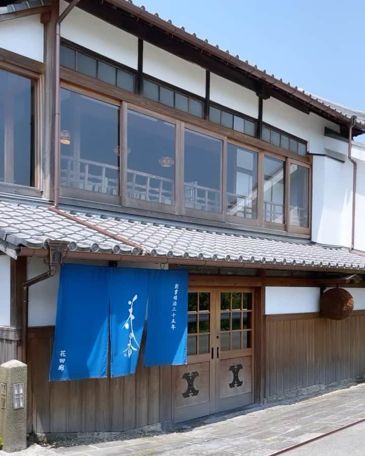 行方 久子 Hisako Namekataのインスタグラム：「. 近いうちに2階でお食事がいただけるようになるようです。  前ポストはここの1階。昔から大切にされてきた井戸や 薄暗い路地を進むと実際に酒を仕込んでいる様子が見える覗き窓 花回廊にはハービー山口さんが撮り下ろしたステキな写真の展示もあり 美術館のよう。」