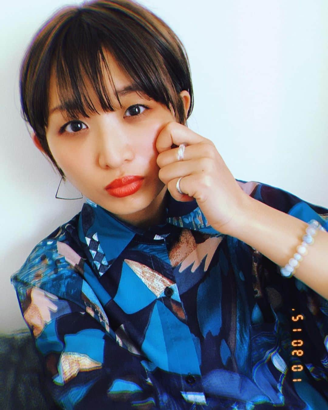 都乃のインスタグラム：「髪の毛キレイキレイしてきた💇🏻‍♀️ #hairdone   朝から美容院を予約したくせに、起きれなくてギリギリで行ったから すっぴんに眉毛とリップだけ💄  子供の頃から🐻が目の下にずっといる（寝不足関係ない）んだけど この間、すっぴんアライグマみたい。w って言われたから  アライグマをここに収めておきます。笑  #japanesegirl #shorthair  #shortcut」