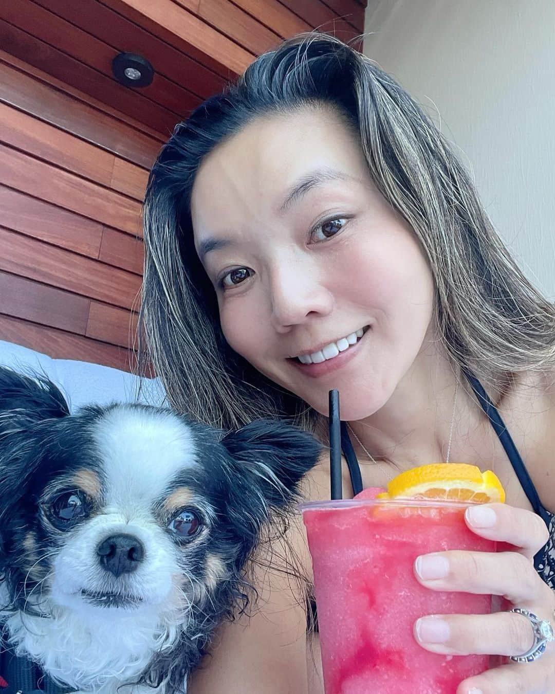 のインスタグラム：「Happy Memorial Day ❤️😊  今日アメリカは祝日㊗️メモリアルデー🇺🇸兵役中に亡くなられた、アメリカ軍の兵士たちを追悼する日です。と同時に夏の始まり、ビーチ開きの⛱日でもあるよ😊  しかし、私おでこの血管浮き過ぎじゃろ🙄😜  Have a lovely day ❤️😊  #takakoworldstylin🌎 #takakohawaiistylin🏝 #lifestyle #memorialday #hawaii #dondon🐶#どんどん🐶#yokawao#和央ようか」