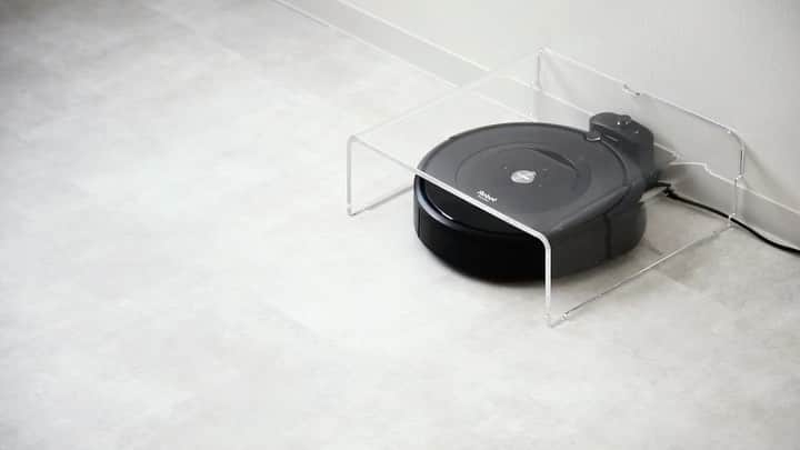 ideacoのインスタグラム：「Robocle haus . ロボット掃除機のお家 . ロボット掃除機の普及に伴い、その置き場所に困ることと、その置くスペースの有効活用できるようなロボット掃除機を格納する=お家「ロボクルハウス」をデザインした。 掃除機のスタート時・戻ってくる際に、掃除機のブラシが本体にひっかからないよう、本体底面は床と隙間が空いています。 対応サイズ：幅40cm×奥行き40cｍ×高さ13.5cmまで . #ロボット掃除機#ロボクルハウス#お掃除ロボット#インテリア#インテリア雑貨#生活雑貨#シンプルライフ#シンプルデザイン#シンプルな暮らし#プロダクトデザイン#ミニマル#シンプル#イデアコ #暮らしの道具#productdesign#ルンバ#home#minimal#simple#japanesedesign#ideaco#収納」