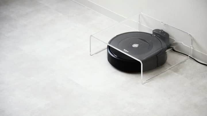 のインスタグラム：「Robocle haus . ロボット掃除機のお家 . ロボット掃除機の普及に伴い、その置き場所に困ることと、その置くスペースの有効活用できるようなロボット掃除機を格納する=お家「ロボクルハウス」をデザインした。 掃除機のスタート時・戻ってくる際に、掃除機のブラシが本体にひっかからないよう、本体底面は床と隙間が空いています。 対応サイズ：幅40cm×奥行き40cｍ×高さ13.5cmまで . #ロボット掃除機#ロボクルハウス#お掃除ロボット#インテリア#インテリア雑貨#生活雑貨#シンプルライフ#シンプルデザイン#シンプルな暮らし#プロダクトデザイン#ミニマル#シンプル#イデアコ #暮らしの道具#productdesign#ルンバ#home#minimal#simple#japanesedesign#ideaco#収納」