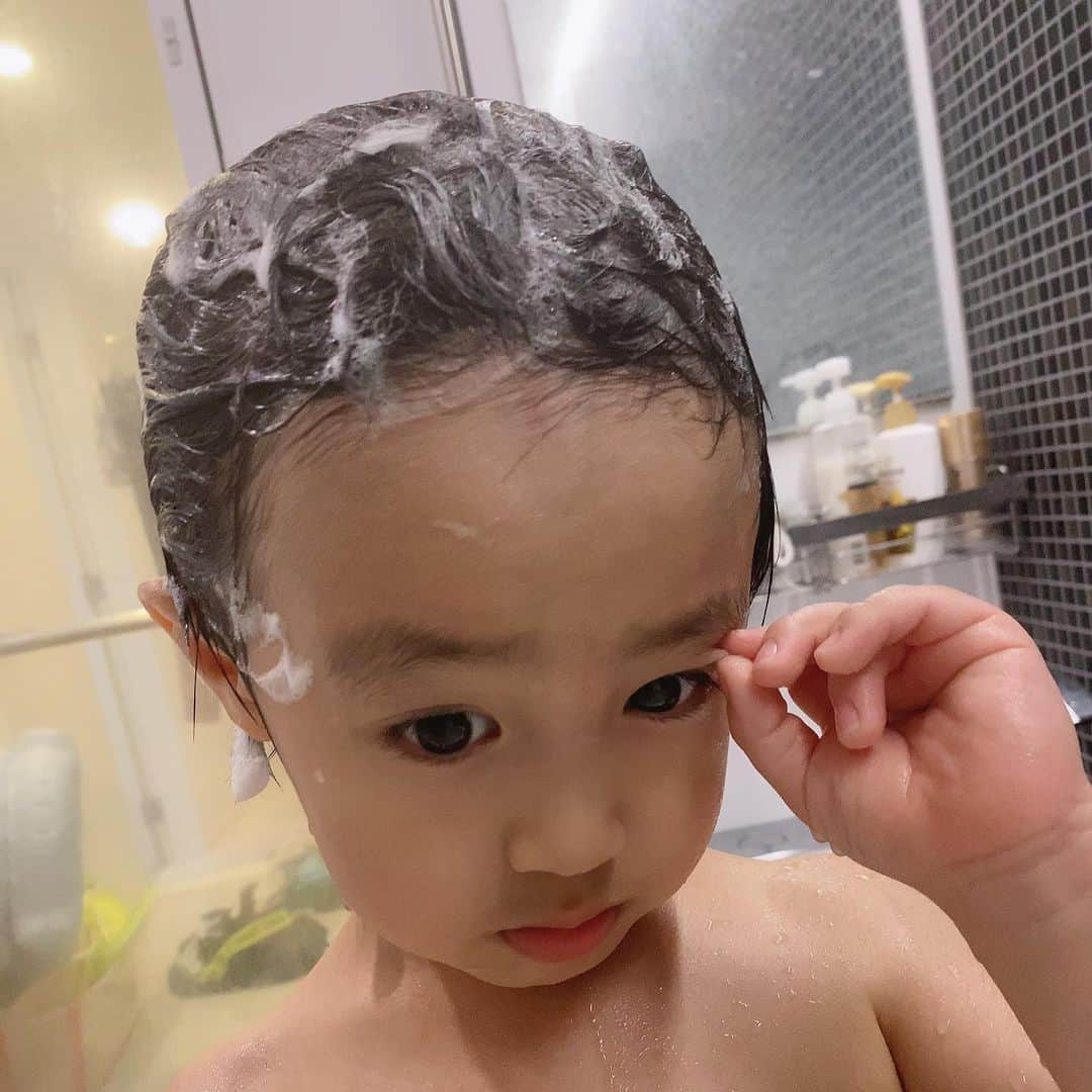 アレクサンダーのインスタグラム：「髪の毛切りたくないらしい ^_^  のんちゃんくらい伸ばしたとさwwww」