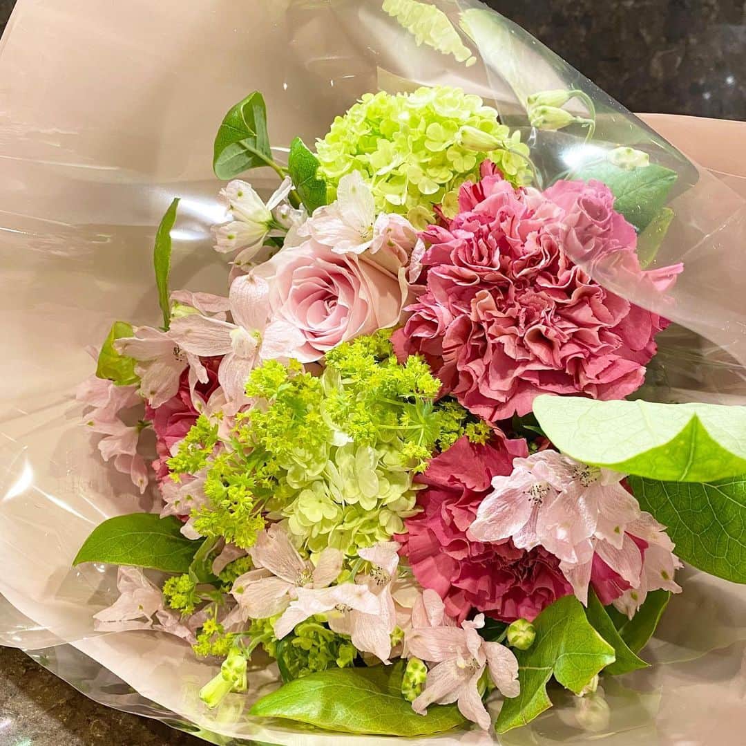 吉田美紀さんのインスタグラム写真 - (吉田美紀Instagram)「・ ・ 6月スタート♫ 雨が多い月になりそうだけど 今月はなるべく身体を動かすんだ！そう決めました･:*+. ・ ピンクを基調にしたブーケ♡ お花って無条件に幸せな気持ちにしてくれる˚✧₊⁎ ・ #june #flowers #6月 #お花 #お花のある暮らし」6月1日 9時08分 - miki__yoshida