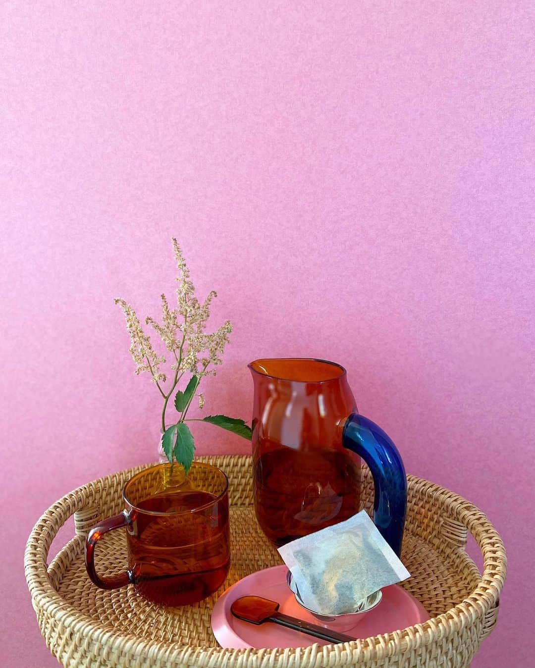 のインスタグラム：「HELLO JUNE＼(^o^)／朝の一杯はまずデルールから。ダイエットの目標達成してからも変わらず飲んでるデトックスティです♡これ無しじゃもう無理。笑 おかげで自然と体重キープ出来ていて調子乗っちゃって♡笑 飲み方はホットからアイスにチェンジ！一度煮出してから冷やしてます。ダイエットをご指導頂いてる千春先生 @chiharudoiプロデュースなので信頼感100！ #ダイエット#デルール#お花のある暮らし」