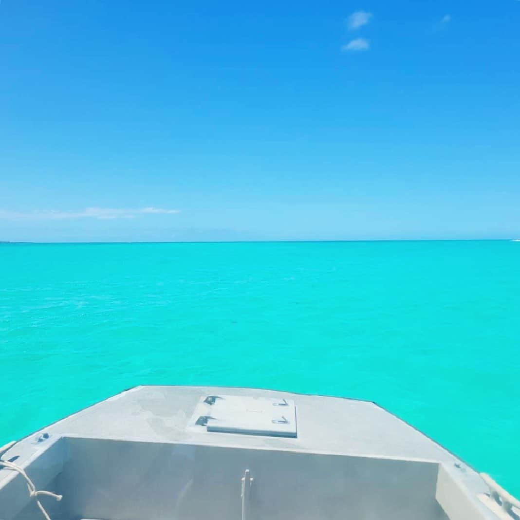 マキ・コニクソンさんのインスタグラム写真 - (マキ・コニクソンInstagram)「Good morning from  Sand Bar, Kaneohe Bay!!   Sand Barすぐ近くの Kaneohe Bayからおはよ！🏖  ここで彼の仕事があったから一緒に くっ付いてきちゃいました！🛳  今日の海の色は格別だった！💚💚💙💙 クリームソーダ色っつーか 目が覚めるようなミントグリーン色！😳  朝からうっとりしちゃった！☺️ 今日も良い事ありそう！✌🏼  ハワイからハッピーのおすそ分け！ 一緒に癒されましょう！💕💕  #エアハワイ🌺  #ハワイのおすそ分け🤙🏼  #気持ちだけでもハワイ😊」6月1日 10時12分 - makikonikson