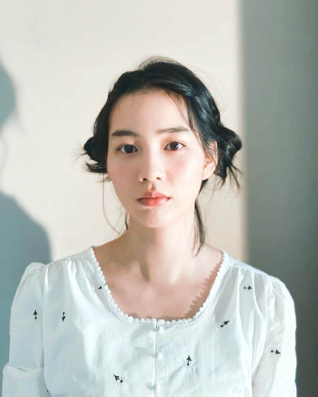 のん（能年玲奈）さんのインスタグラム写真 - (のん（能年玲奈）Instagram)「今日から6月ですね。 カレンダー6月ページの写真。可愛い傘さしましょう〜。☂️  Styling: @izumimachino  Hair&make up: Shie Kanno」6月1日 21時39分 - non_kamo_ne