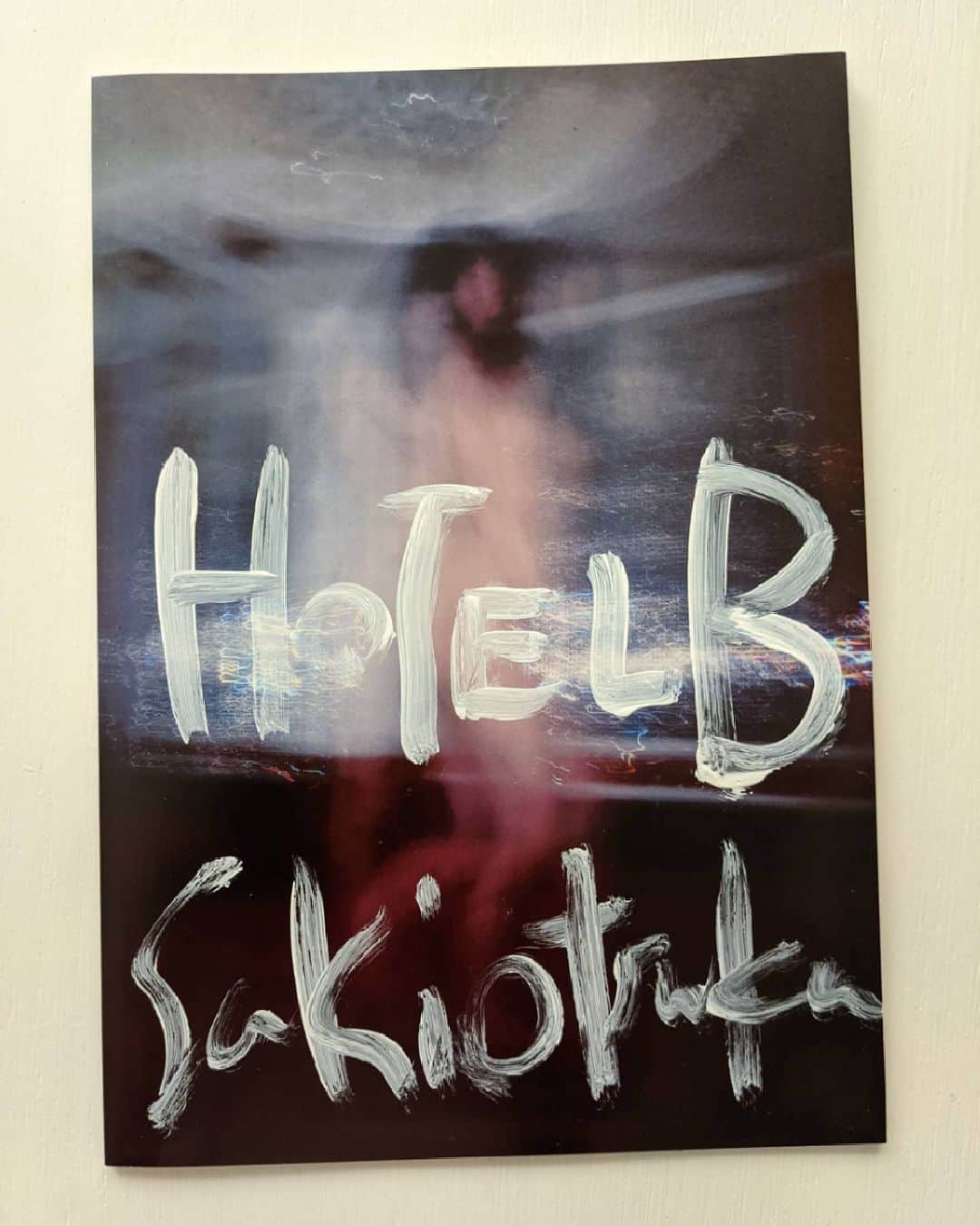 大塚咲さんのインスタグラム写真 - (大塚咲Instagram)「🔥個展で発売したBook「HOTEL-B 2021」web shopにアップしました。タイトル文字は手書き✨ (nude作品の為、キーホルダーとは別のSHOP)🔥  ホームページよりアクセスしてくださいませ🌼」6月1日 21時33分 - otsukasaki_