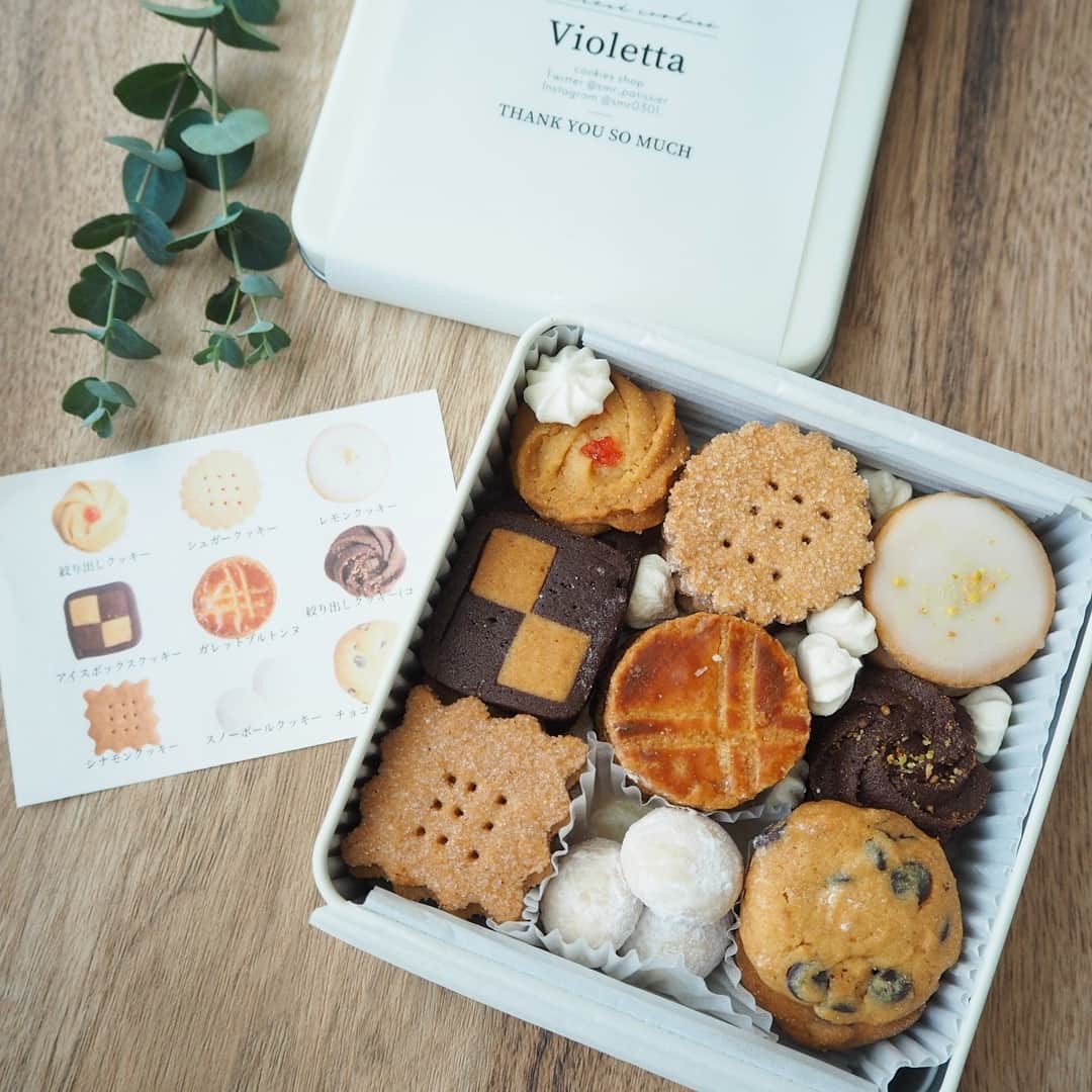 上岡麻美さんのインスタグラム写真 - (上岡麻美Instagram)「可愛いクッキー缶が届きました♡ すみれさん @smr0301_  のオンラインショップ【Violetta】のクッキー缶❤️❤️  可愛い☺️❤️ それにとっても美味しかった〜みんなが帰ってきてからと思ったけど、つまみ食いしました🤭  どれも美味しいけど、レモンクッキーがお気に入りです♡  #クッキー缶#violetta」6月1日 20時11分 - asami_kamioka