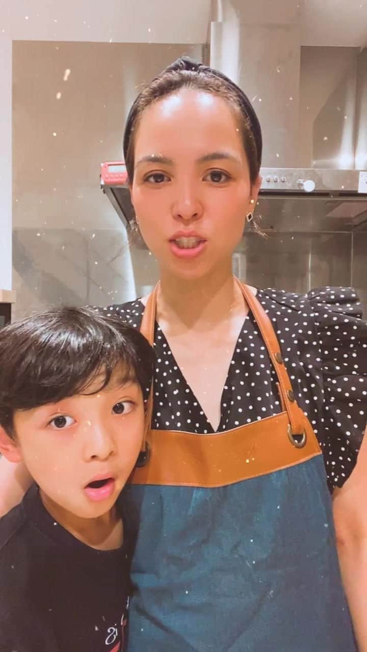 鈴木サチのインスタグラム：「あっくんとインスタライブやろうと思ったら、疲れて寝ちゃったので1人ぽっち😭最後怪獣にーさん来ます😆オンラインピラティス1周年記念プレゼントのお話😊✨✨👍」
