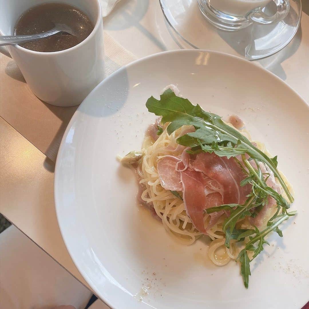 木田絵里香のインスタグラム：「. みらいと行ったランチがおいしかった🍝 . 平和なほのぼの休日すぎて ふたりしてぽけ〜ってしてた日🌼w . #lunch#dayoff#bawerykitchen#ランチ#東京カフェ#テラス#バワリーキッチン」