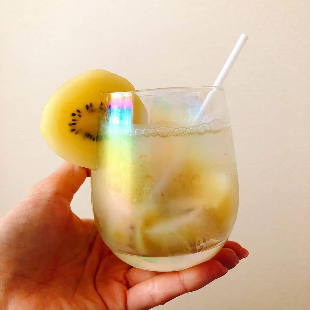 佐野千晃のインスタグラム：「映え！！！！！﻿ ﻿ でしょ？笑﻿ ﻿ 作り方🥤聞かれたから書いておくね🤤﻿ ﻿ ソーダストリームで作ったソーダにキウイ入れて少しだけガムシロ入れて飲むときはキウイ潰して、、、うわーめっちゃ美味しい🤤﻿ ﻿ ごめんこれだけ🤤笑﻿ ﻿ #ちゃー飯 #チャークッキング #yummy #Delicious #good #love #handmade #made #in #moana #instagram #instagohan #instafood #映えドリンク」