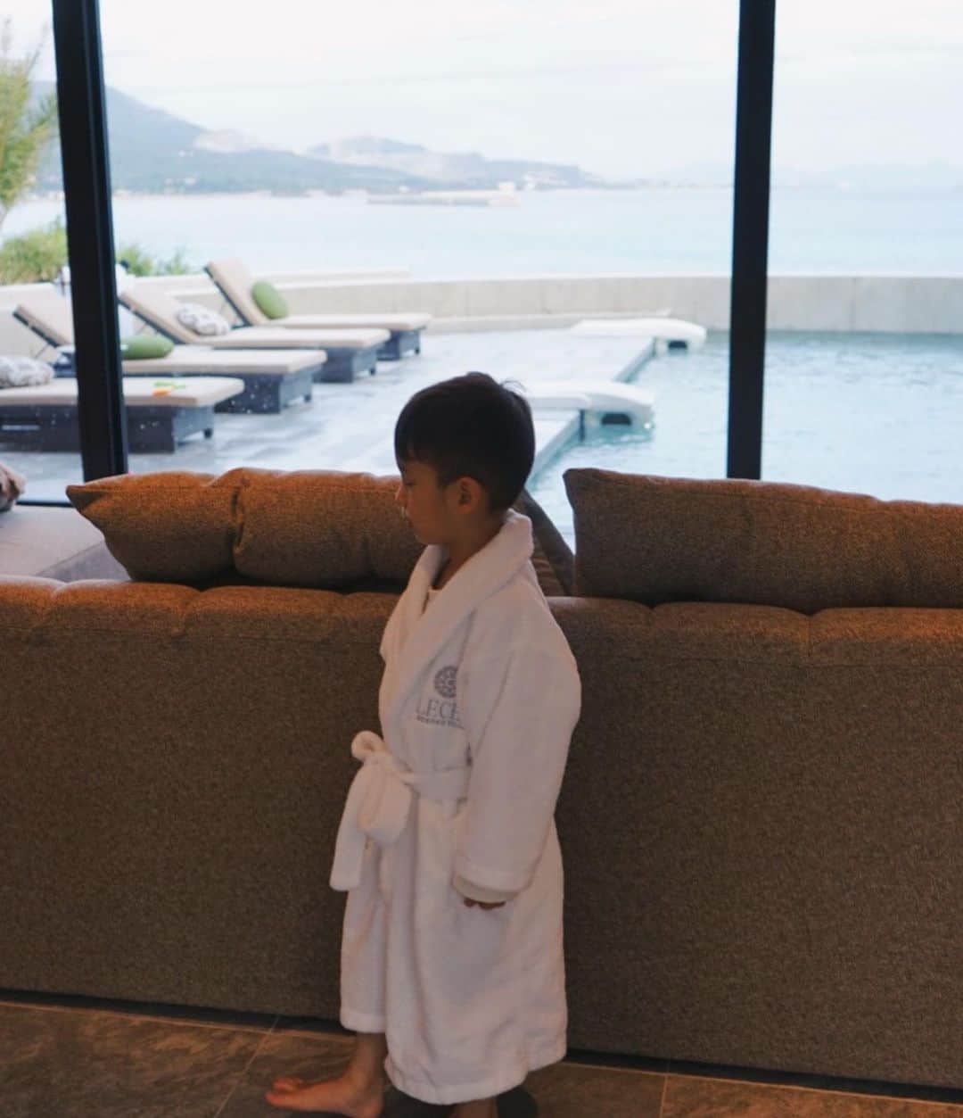 尾崎紗代子さんのインスタグラム写真 - (尾崎紗代子Instagram)「. なんて素敵な @leceb_okinawa 🌺 春休み頃の写真。 大好きなLECEBが新棟オープンすると言うことで お邪魔してきました。  一棟貸しでプール付き。 目の前の景色は海。 お部屋も本当に広々としていて、 ここにずっと居られる安心感もあり、 小さな子供連れでもとてもリラックスできました☺️ プールに入るには寒かったので 子供達は水遊びを堪能。 親達はプールサイドで見守りつつリラックス。 ご飯だってお部屋まで持ってきて貰えるので (また次の投稿で載せます😉) もう本当に不自由なく最高な空間。  どこを切り取ってもオシャレで洗練された空間は 目に入るだけで癒し効果がありました🌺  #momlife #mommylife #mommy  #育児 #男の子ママ #女の子ママ　#ママライフ  #4歳 #2歳  #二人育児 #motherof2 #motherhood  #family #familyphoto #2児のママ #2児ママ #家族旅行 #一棟貸し #沖縄旅行  #沖縄 #okinawa #家族写真 #ホテルライクインテリア #invitation」6月1日 20時23分 - osayo_osayo