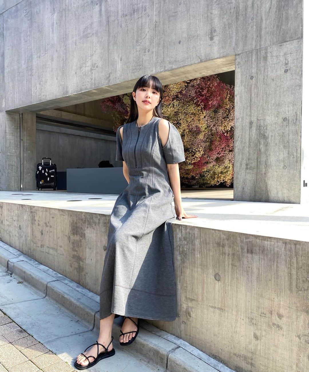 えみ姉のインスタグラム：「ㅤ お気に入りすぎるワンピース♡ 今年は特にグレーが気分すぎる... ㅤ 暑くなってきたね、、 みんな水分はしっかり補給してね！ ㅤ #fashion #ootd」