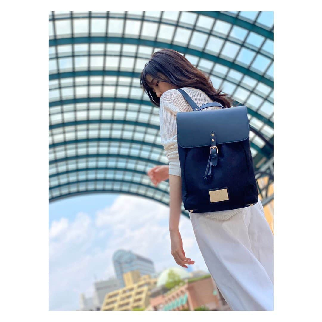 中野優香さんのインスタグラム写真 - (中野優香Instagram)「ずっと気になっていたバッグ👜  @gastonluga のclassy✨  さすがスウェーデン発のブランド🇸🇪 とってもサスティナブル！  全ての製品に動物の革ではなく、ヴィーガンレザーを使っているんだって☘️ りんごの皮で作られた小物もあるみたい✨  カジュアルにもフォーマルにも使えてとってもお気に入り☺️ PCポケットや小物ポケットもあって、 使い勝手もとってもいいです✨  オンラインストア限定のクーポンコード　 ynakano で15%OFF☀️  30日返品無料 今ならバッグ購入で小物アイテムとキャンパストートもついてくるみたい🥺  https://gastonluga.com/jp/ ぜひチェックしてみてね☘️  #gastonluga#ガストンルーガ#サスティナブル#サスティナブルファッション#サスティナブルな暮らし#バッグ#リュック#リュック女子#バックパック#エコ#ヴィーガンレザー#ヴィーガンレザーバッグ#地球に優しい」6月1日 20時34分 - yuuka._.nakano