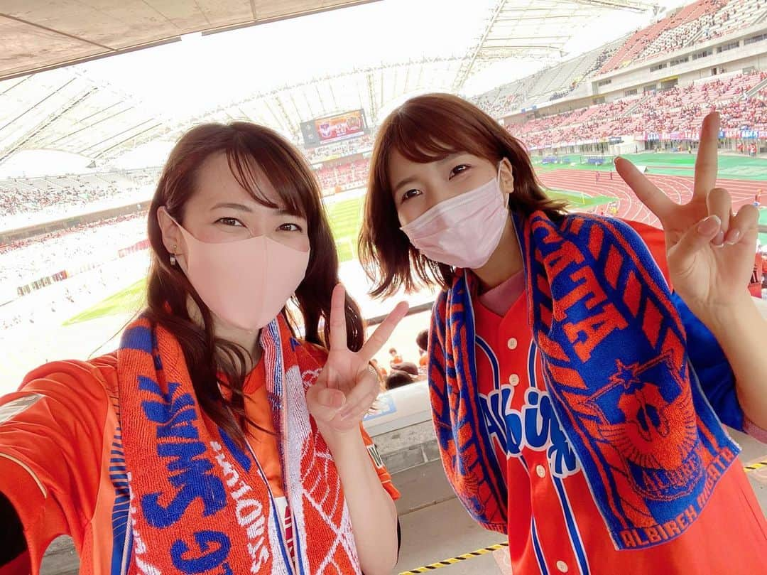 大西遥香のインスタグラム：「. 週末の琉球戦、ほんと最高な一戦だった🥺🧡 あのサポーターの熱気と、選手たちの魂のこもったプレー！そして勝利！！ 思い返しては、ふふふ☺️としてます。笑  この試合はゴール裏のアルビサポに混じり 同い年のれいあちゃんと、UXのディレクターご家族と一緒に応援👨‍👧‍👦✨  周りにアルビサポを増やそう計画は着々と進んでおります😎  あした気ままにトークの収録予定です！楽しみ🙌 昨日スーパーJで放送した高木選手、高選手のノーカット版も先程YouTubeにアップされましたよ👀✨必見です👏  #アルビ #albirex #サポーター #アルビサポ #やっぱり #ゴール裏は楽しい #nスタンド #はるかの気ままにアルビトーク」