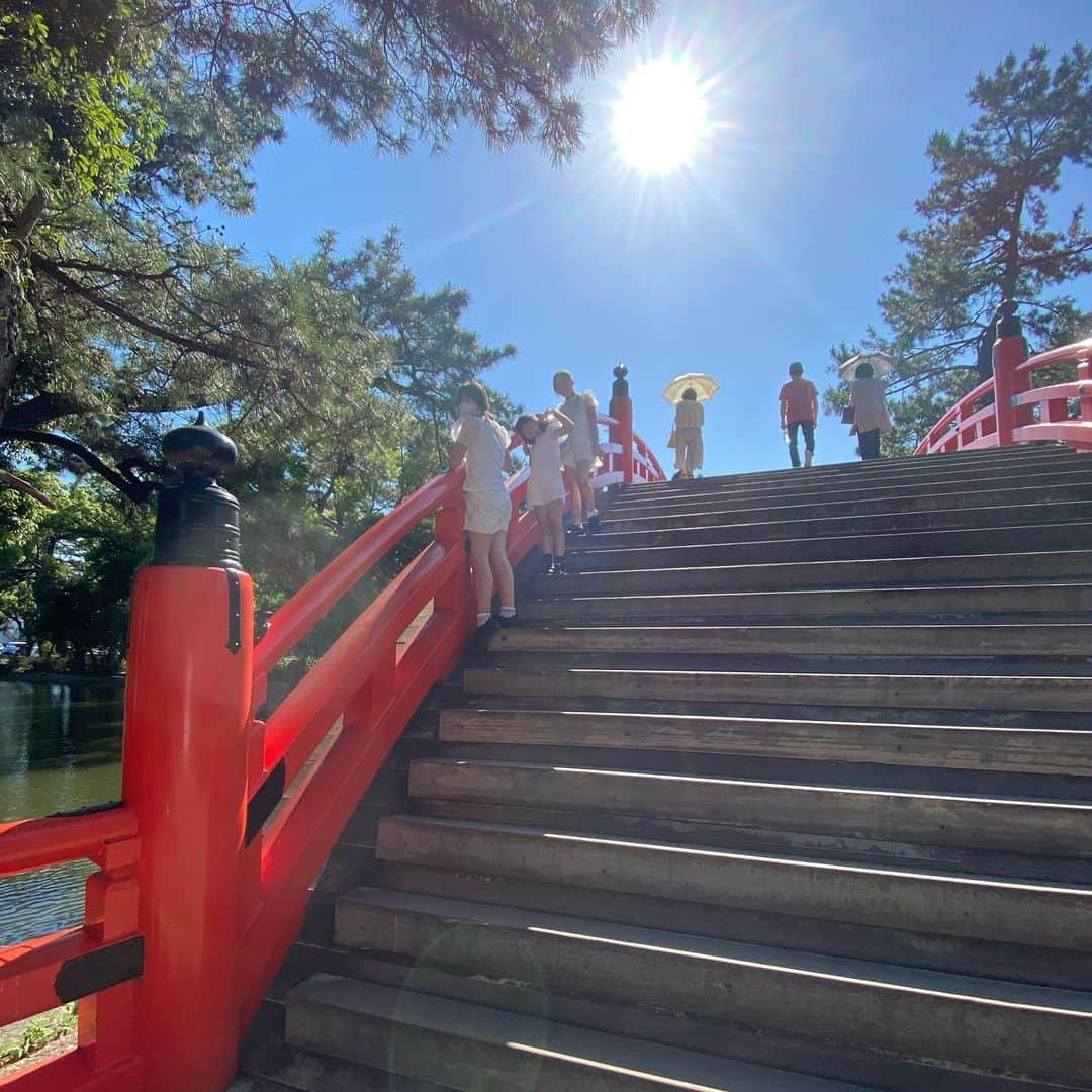 きゃっするひとみーさんのインスタグラム写真 - (きゃっするひとみーInstagram)「神職SAURISTもいる😍✨ 大阪のええとこ！　#住吉大社　に😊💕  太鼓橋はいつきても風情がある☺️五大力の石集めたり、子供達も楽しんでくれた✨一寸法師発祥？！！の地らしい😊✨  どの神社に行っても願うことはただ一つ。　　  せーの！  #阪神優勝  #大阪  #大阪観光  #太鼓橋 #三姉妹ママ #リンクコーデ  #ホワイトコーデ  #ショートヘア」6月1日 20時40分 - takaxjumppp