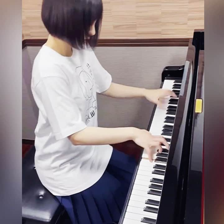 花田優里音のインスタグラム：「久しぶりの #演奏動画 🎹 ショパンエチュードop.25-5  (うるさいよ音割れヒドイよ🙇🏻‍♀️) 中間部が大好き。 その豊かで綺麗な場面から また、どうしようもない壁や理不尽や 困難に引き戻されるような場面は辛いけど 負けねぇ！みたいな立ち向かい強メンタル感が 芯にあるようで好き (どういう感情？私の勝手な解釈) と思ってるんだけど、 軽やかに立ち向かうどころか 荒波にもみくちゃにされバタバタワーワー言ってる 自分の演奏をどうにかしたい から、とにかく練習せなあかん😯 . #四月は君の嘘 というアニメで  #主人公の男の子がコンクールで #崩れながらもただ1人に届けたくて弾いた曲  #そのアニメが好きでいつか弾きたいと思っていた曲  #おいとにかく落ち着いて弾きなと自分に言いたい  #聞く余裕もないという自分の演奏  #もうめちゃくちゃ #落ち着け  #ショパン #chopin #ショパンエチュード #chopinetude  #ピアノ #piano #lovepiano #playpiano  #classicalpiano #pianomusic  #クラシック #練習  #インスタピアノ #instapiano  #インスタピアノ同好会 #ipdjp  #インスタピアノ同好会会員番号351番  #元気にしてますか？  #大変なことがたくさんありますが  #どうか元気に過ごしてね」