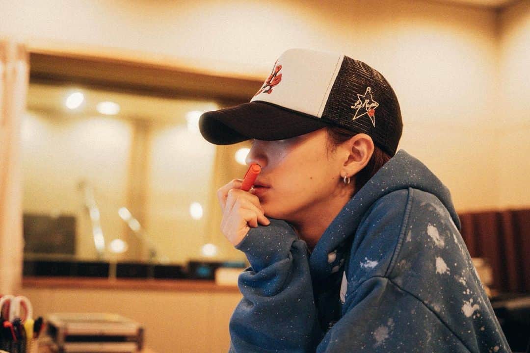 岩橋玄樹のインスタグラム：「今日で11年間お世話になったジャニーズ事務所を退所してから2ヶ月が経ちました。 たくさんの方々から励ましのお言葉をもらい、本当に嬉しかったです。心の底から感謝しています！  そして今、Instagramを通して皆さんに自分の言葉を発信できているのは、今もずっと応援してくれている方々がいるからです。  僕はこの2ヶ月間、皆さんにどうしても恩返しをしたいと考えていました。 約2年半たくさん辛い思いをさせてしまったので、その700倍以上の幸せを返したいと思いました。  また僕は応援してくれている皆さんが幸せになったり、笑顔になってくれる事が自分の人生で1番嬉しい事です。 きっと僕の人生は皆さんを幸せにするために生まれてきたんだと思います。  そして、大好きなジャニーさんから学んだエンターテイメントの素晴らしさを世界に届けて、世界中の人を幸せにする事がジャニーさんへの恩返しだと思います。 また、これまでKing & Princeのメンバーと過ごしてきた思い出や、そこから学んだ事を胸に刻み、みんなの事を尊敬する気持ちは忘れず、歩む道は違うけれど、1人のアーティストとして僕自身も少しずつ前に進めていけたら嬉しいです。  これからも自分なりのペースではありますが、もう一度、皆さんに笑顔と幸せを届けられるよう、精一杯頑張りたいと思います！！ これからも応援よろしくお願いします。  皆さんとまた素敵なFairytaleを作れる事を楽しみにしています。  It's been two months since my transition from Johnny’s office, which where I spent 11 amazing years of my life. I was really happy to receive words of encouragement from many people.  Thank you from the bottom of my heart!   Now, I can send my words to everyone through Instagram because there are people who are still supporting me.  I have been eager to give back to you for the last two months. I felt a lot of pain for about two and a half years, so I wanted to return more than 700 times that in happiness.  I am most happy in my life when those of you that supports me are happy and smile. I'm sure my life was born to try and make you happy.  I think it is a tribute to Mr. Johnny to bring the wonderfulness of entertainment that I learned from my beloved Mr. Johnny to the world and make people all over the world happy.  Also, remembering the memories I have spent with the members of King & Prince and what I learned from them, I will never forget the feeling of respect I have for everyone, and although the path I take is different, I myself as an artist would be happy if I could move forward little by little.  I will continue to do my best to bring smiles and happiness to everyone, even at my own pace!  So please be patient with me.  From now on, I look forward to your continual support.  I look forward to making a wonderful fairytale story with you again」