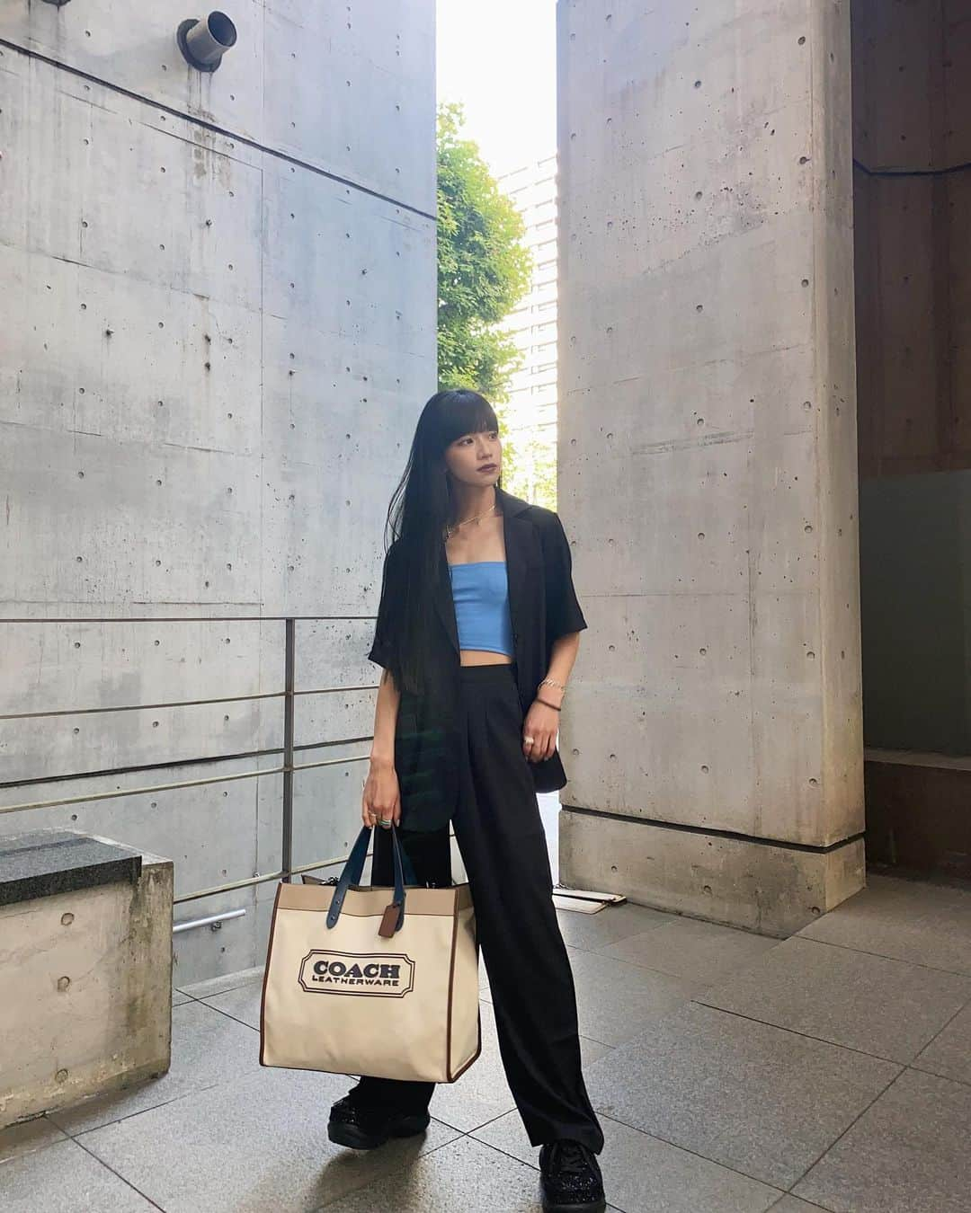 Hinaさんのインスタグラム写真 - (HinaInstagram)「ㅤㅤㅤㅤㅤㅤㅤㅤㅤㅤㅤㅤㅤ 収録からの撮影だった荷物の多い今日は @coach のバッグと @crocsjp が大活躍でした🥺🖤  ㅤㅤㅤㅤㅤㅤㅤㅤㅤㅤㅤㅤㅤ セットアップは @trifle_official 🖤」6月1日 21時12分 - hina_faky